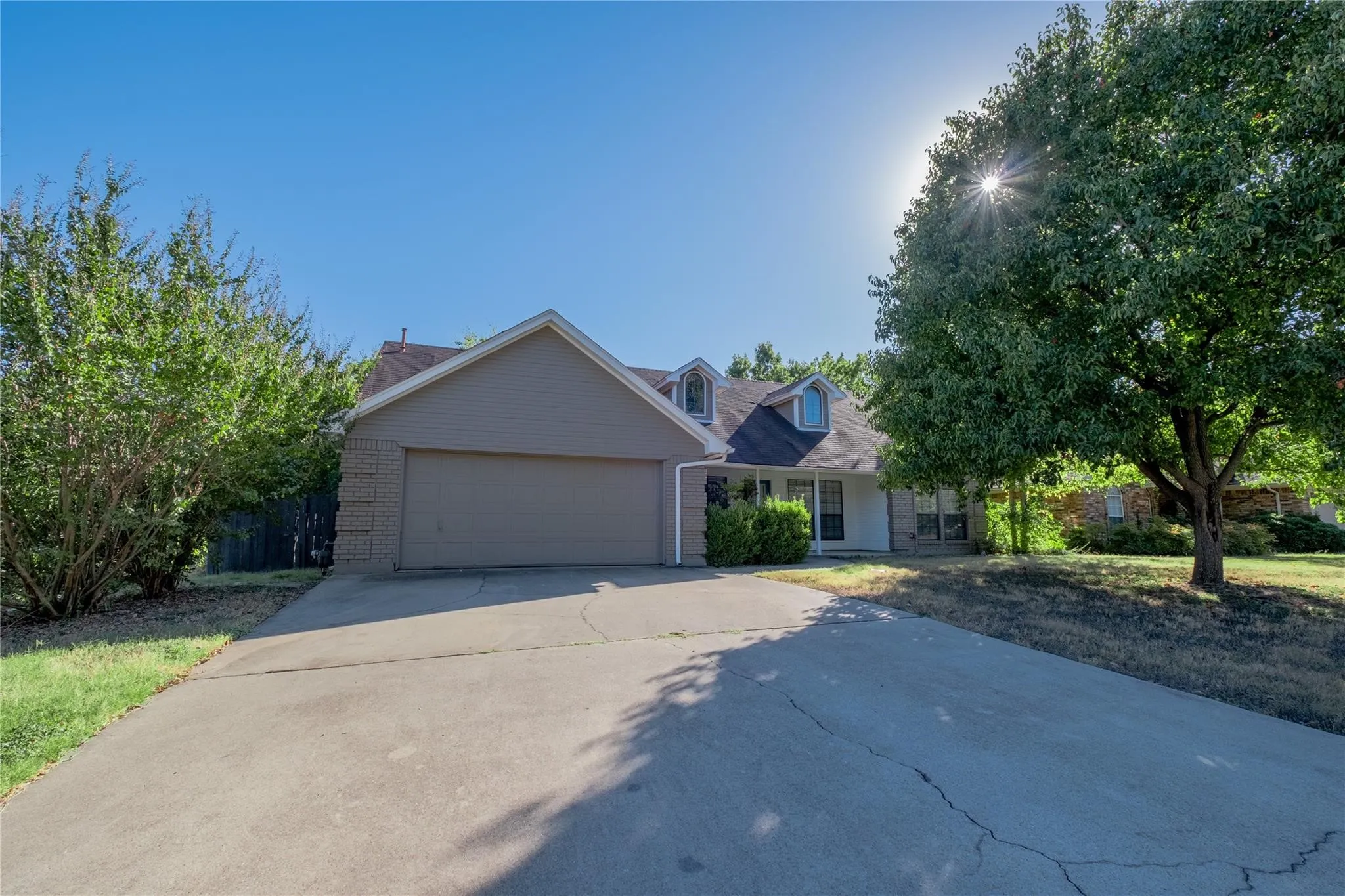 Single Family Residence For Rent in Tarrant County , 8201 Llano Avenue, Benbrook, Texas 76116, 3 Bedroom, 2 Bathroom, 2 Garage spaces, 1,585 Sqft, built in 1990, mls#21353838, Real Estate Agent in Benbrook, Homes For Rent in Tarrant county, Homes For Rent in Benbrook, Realtor in Benbrook Texas, Real Estate Brokerage Independent Realty Texas, Luminita Cordes Realtor