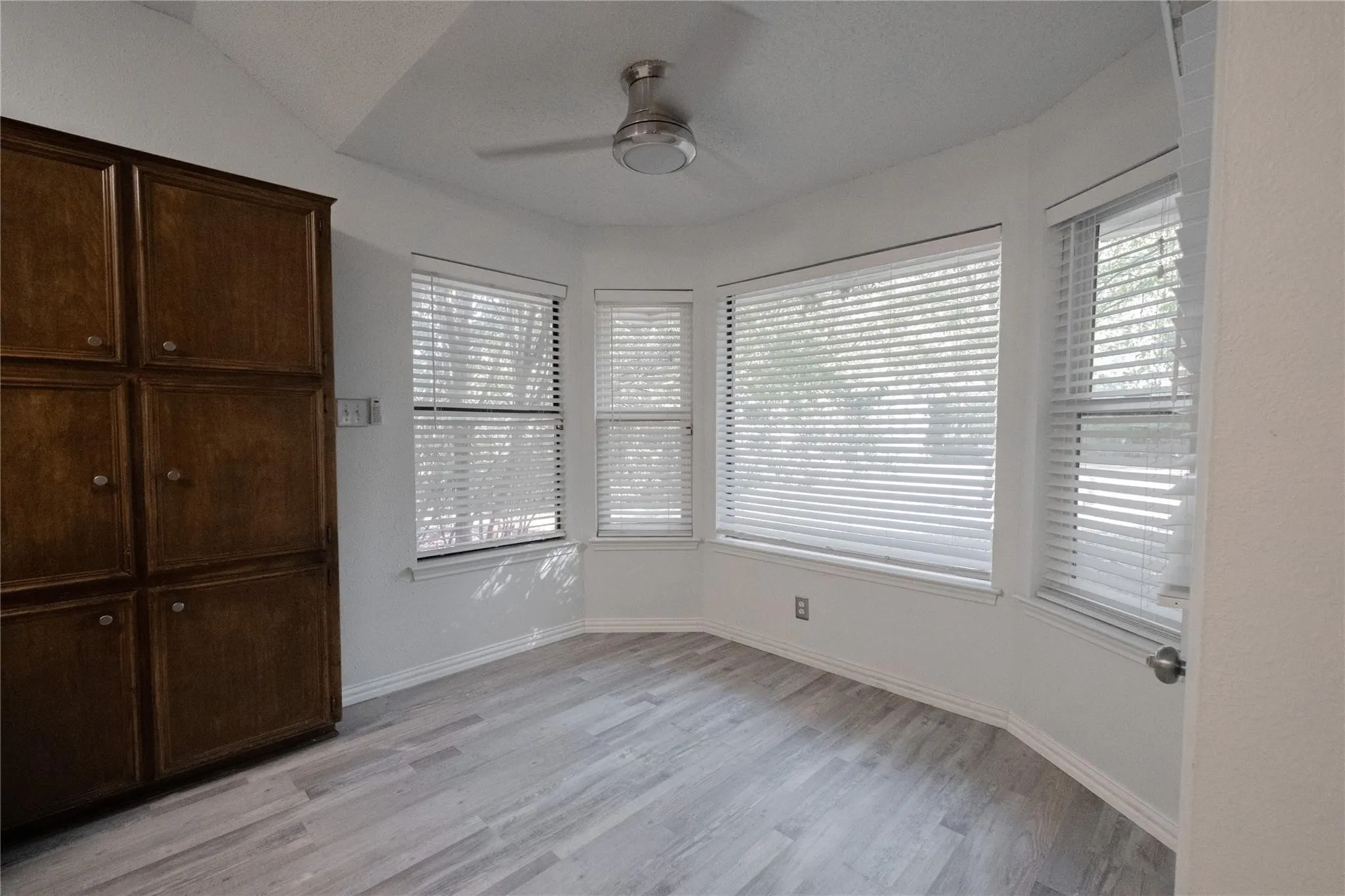 Single Family Residence For Rent in Tarrant County , 8201 Llano Avenue, Benbrook, Texas 76116, 3 Bedroom, 2 Bathroom, 2 Garage spaces, 1,585 Sqft, built in 1990, mls#21353838, Real Estate Agent in Benbrook, Homes For Rent in Tarrant county, Homes For Rent in Benbrook, Realtor in Benbrook Texas, Real Estate Brokerage Independent Realty Texas, Luminita Cordes Realtor
