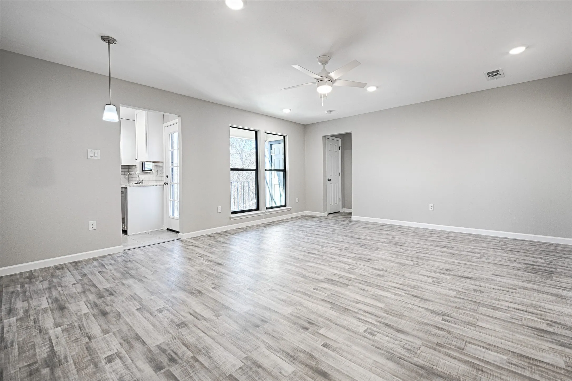 Condominium For Rent in Dallas County , 2835 Keller Springs Road 1002, Carrollton, Texas 75006, 2 Bedroom, 1 Bathroom, Garage spaces, 922 Sqft, built in 1984, mls#21353828, Real Estate Agent in Carrollton, Homes For Rent in Dallas county, Homes For Rent in Carrollton, Realtor in Carrollton Texas, Real Estate Brokerage Independent Realty Texas, Luminita Cordes Realtor