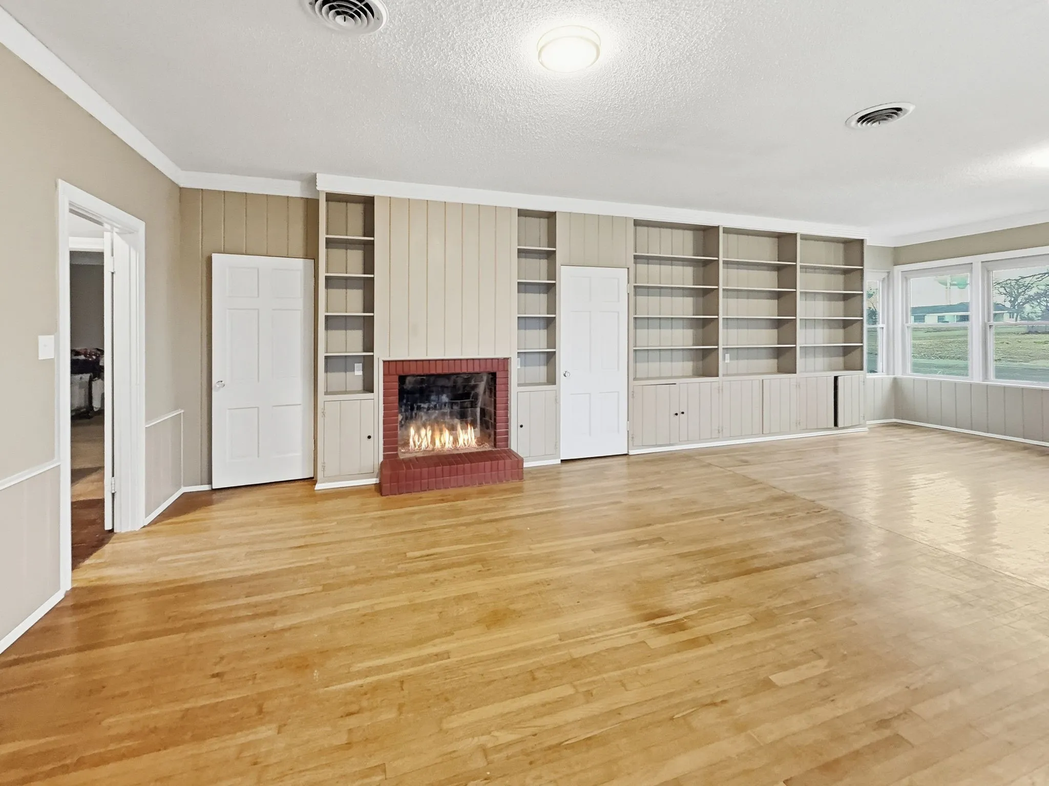 Single Family Residence For Sale in Hamilton County , 720-B E Leslie Street, Hamilton, Texas 76531, 3 Bedroom, 3 Bathroom, 5 Garage spaces, 3,734 Sqft, built in 1945, mls#21352869, Real Estate Agent in Hamilton, Homes For Sale in Hamilton county, Homes For Sale in Hamilton, Realtor in Hamilton Texas, Real Estate Brokerage Independent Realty Texas, Luminita Cordes Realtor