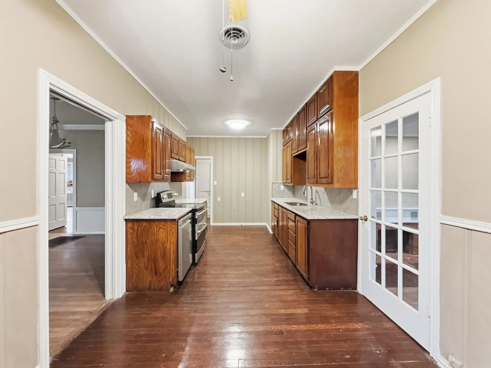 Single Family Residence For Sale in Hamilton County , 720-B E Leslie Street, Hamilton, Texas 76531, 3 Bedroom, 3 Bathroom, 5 Garage spaces, 3,734 Sqft, built in 1945, mls#21352869, Real Estate Agent in Hamilton, Homes For Sale in Hamilton county, Homes For Sale in Hamilton, Realtor in Hamilton Texas, Real Estate Brokerage Independent Realty Texas, Luminita Cordes Realtor