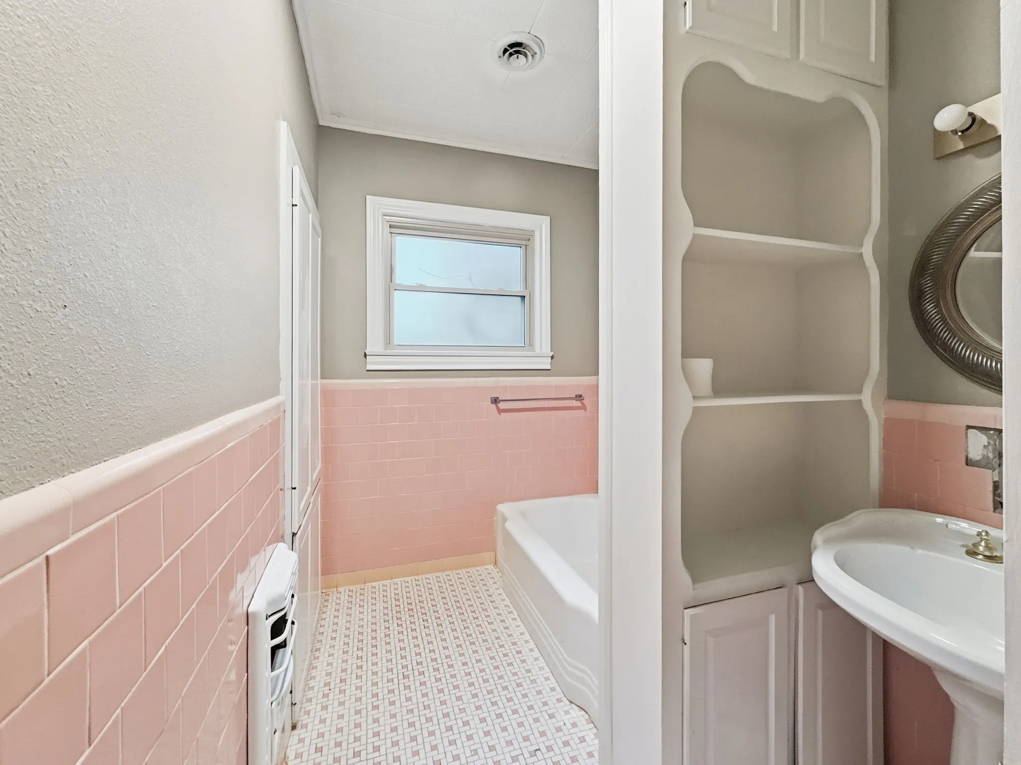 Single Family Residence For Sale in Hamilton County , 720-B E Leslie Street, Hamilton, Texas 76531, 3 Bedroom, 3 Bathroom, 5 Garage spaces, 3,734 Sqft, built in 1945, mls#21352869, Real Estate Agent in Hamilton, Homes For Sale in Hamilton county, Homes For Sale in Hamilton, Realtor in Hamilton Texas, Real Estate Brokerage Independent Realty Texas, Luminita Cordes Realtor