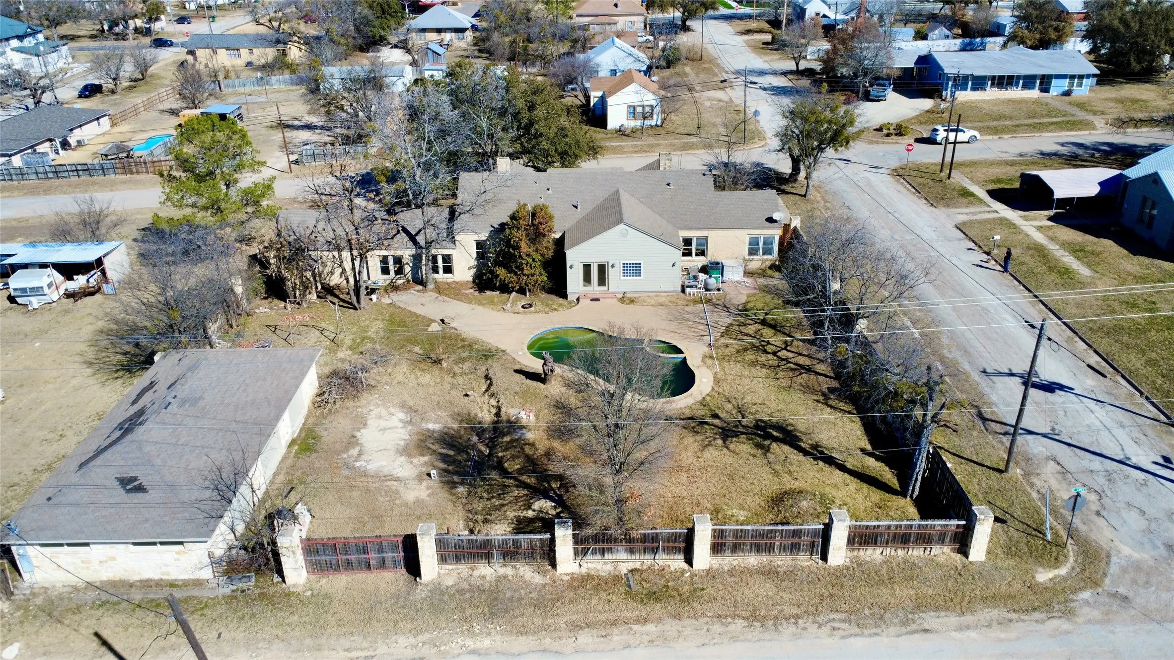 Single Family Residence For Sale in Hamilton County , 720-B E Leslie Street, Hamilton, Texas 76531, 3 Bedroom, 3 Bathroom, 5 Garage spaces, 3,734 Sqft, built in 1945, mls#21352869, Real Estate Agent in Hamilton, Homes For Sale in Hamilton county, Homes For Sale in Hamilton, Realtor in Hamilton Texas, Real Estate Brokerage Independent Realty Texas, Luminita Cordes Realtor