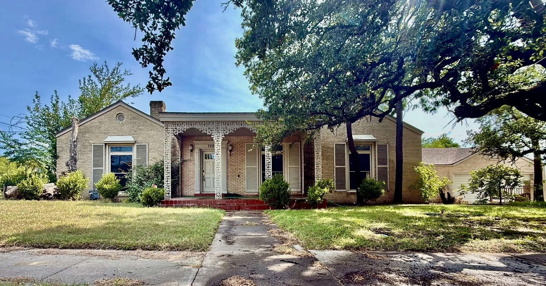 Single Family Residence For Sale in Hamilton County , 720-B E Leslie Street, Hamilton, Texas 76531, 3 Bedroom, 3 Bathroom, 5 Garage spaces, 3,734 Sqft, built in 1945, mls#21352869, Real Estate Agent in Hamilton, Homes For Sale in Hamilton county, Homes For Sale in Hamilton, Realtor in Hamilton Texas, Real Estate Brokerage Independent Realty Texas, Luminita Cordes Realtor