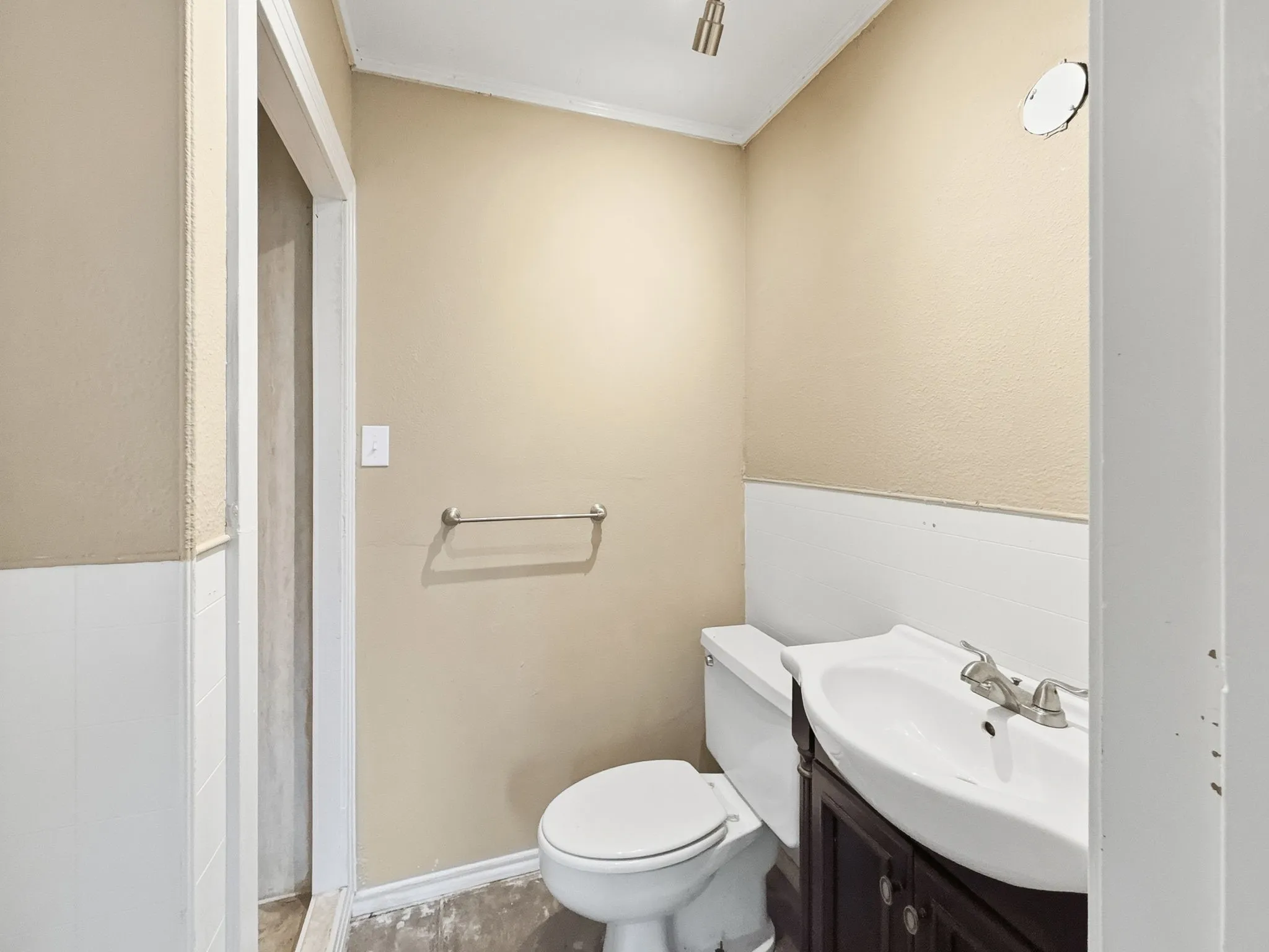 Single Family Residence For Sale in Hamilton County , 720-B E Leslie Street, Hamilton, Texas 76531, 3 Bedroom, 3 Bathroom, 5 Garage spaces, 3,734 Sqft, built in 1945, mls#21352869, Real Estate Agent in Hamilton, Homes For Sale in Hamilton county, Homes For Sale in Hamilton, Realtor in Hamilton Texas, Real Estate Brokerage Independent Realty Texas, Luminita Cordes Realtor