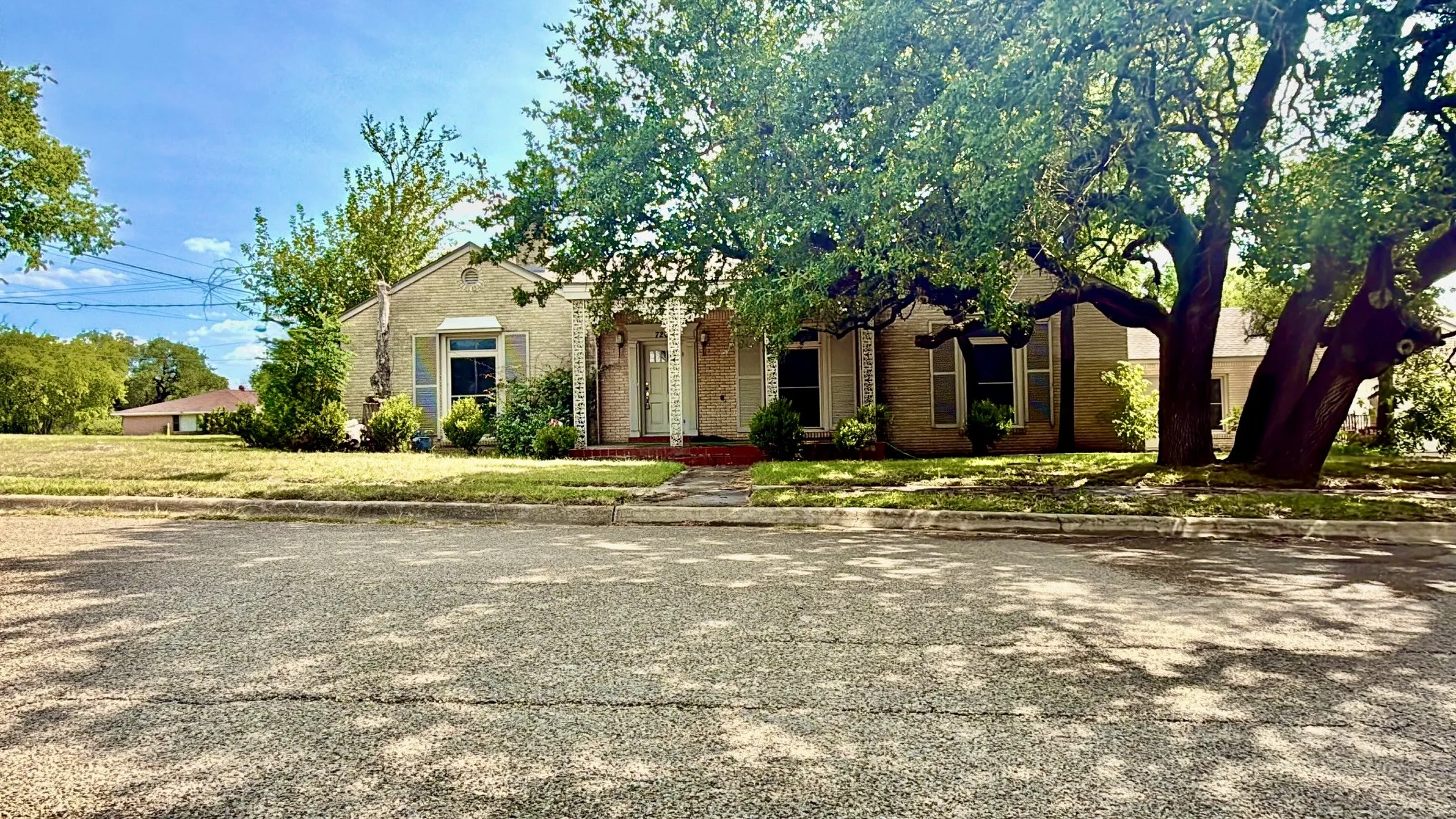Single Family Residence For Sale in Hamilton County , 720-B E Leslie Street, Hamilton, Texas 76531, 3 Bedroom, 3 Bathroom, 5 Garage spaces, 3,734 Sqft, built in 1945, mls#21352869, Real Estate Agent in Hamilton, Homes For Sale in Hamilton county, Homes For Sale in Hamilton, Realtor in Hamilton Texas, Real Estate Brokerage Independent Realty Texas, Luminita Cordes Realtor