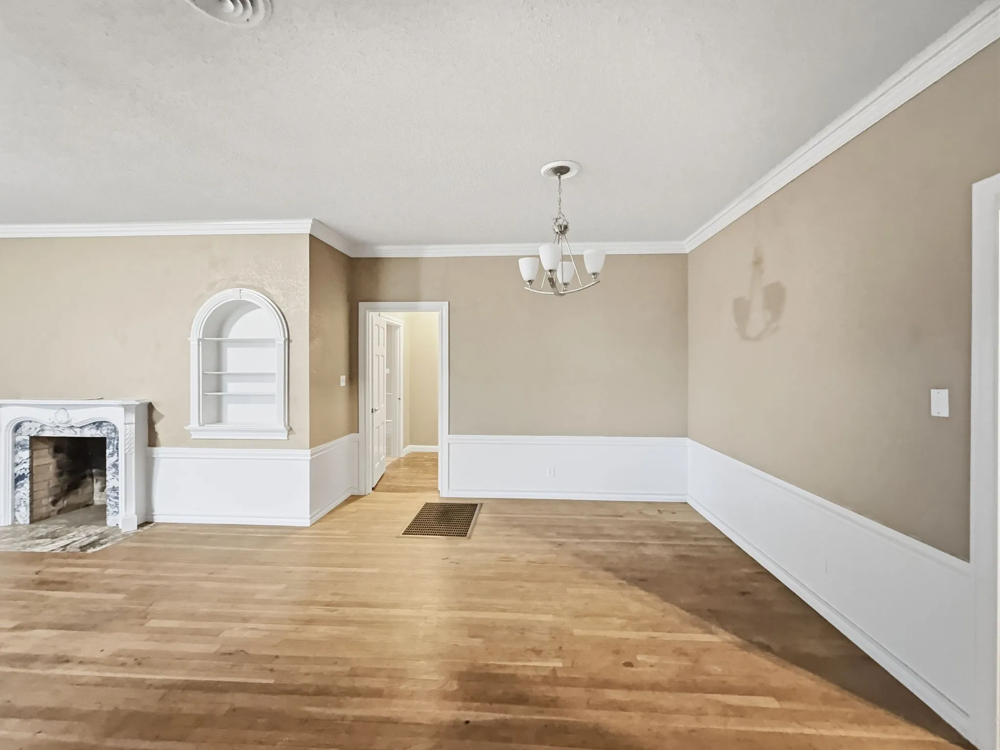 Single Family Residence For Sale in Hamilton County , 720-B E Leslie Street, Hamilton, Texas 76531, 3 Bedroom, 3 Bathroom, 5 Garage spaces, 3,734 Sqft, built in 1945, mls#21352869, Real Estate Agent in Hamilton, Homes For Sale in Hamilton county, Homes For Sale in Hamilton, Realtor in Hamilton Texas, Real Estate Brokerage Independent Realty Texas, Luminita Cordes Realtor