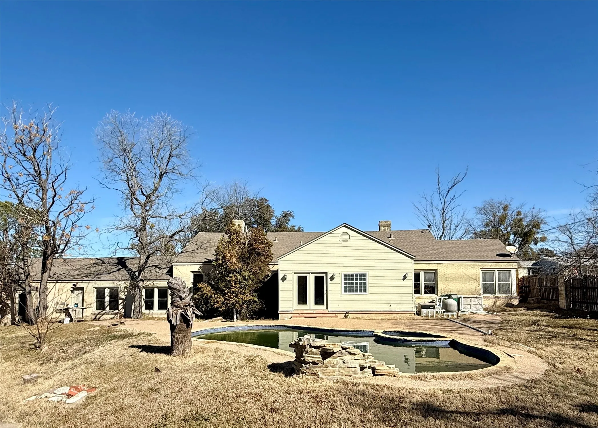 Single Family Residence For Sale in Hamilton County , 720-B E Leslie Street, Hamilton, Texas 76531, 3 Bedroom, 3 Bathroom, 5 Garage spaces, 3,734 Sqft, built in 1945, mls#21352869, Real Estate Agent in Hamilton, Homes For Sale in Hamilton county, Homes For Sale in Hamilton, Realtor in Hamilton Texas, Real Estate Brokerage Independent Realty Texas, Luminita Cordes Realtor