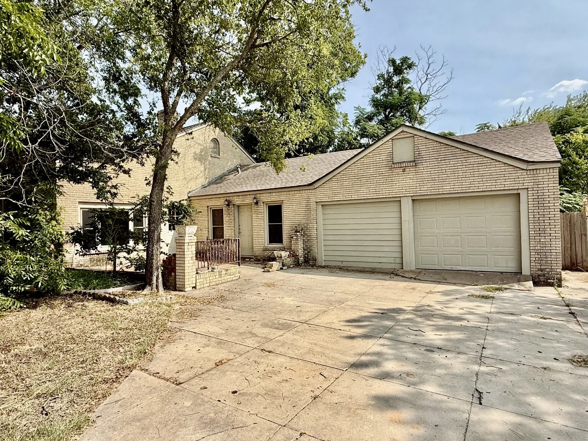Single Family Residence For Sale in Hamilton County , 720-B E Leslie Street, Hamilton, Texas 76531, 3 Bedroom, 3 Bathroom, 5 Garage spaces, 3,734 Sqft, built in 1945, mls#21352869, Real Estate Agent in Hamilton, Homes For Sale in Hamilton county, Homes For Sale in Hamilton, Realtor in Hamilton Texas, Real Estate Brokerage Independent Realty Texas, Luminita Cordes Realtor