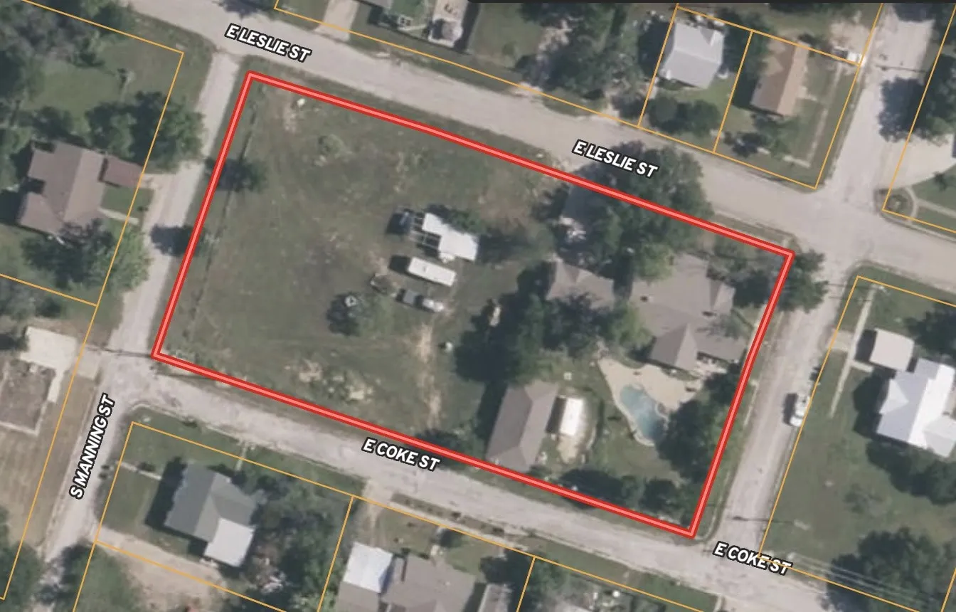 Single Family Residence For Sale in Hamilton County , 720-B E Leslie Street, Hamilton, Texas 76531, 3 Bedroom, 3 Bathroom, 5 Garage spaces, 3,734 Sqft, built in 1945, mls#21352869, Real Estate Agent in Hamilton, Homes For Sale in Hamilton county, Homes For Sale in Hamilton, Realtor in Hamilton Texas, Real Estate Brokerage Independent Realty Texas, Luminita Cordes Realtor