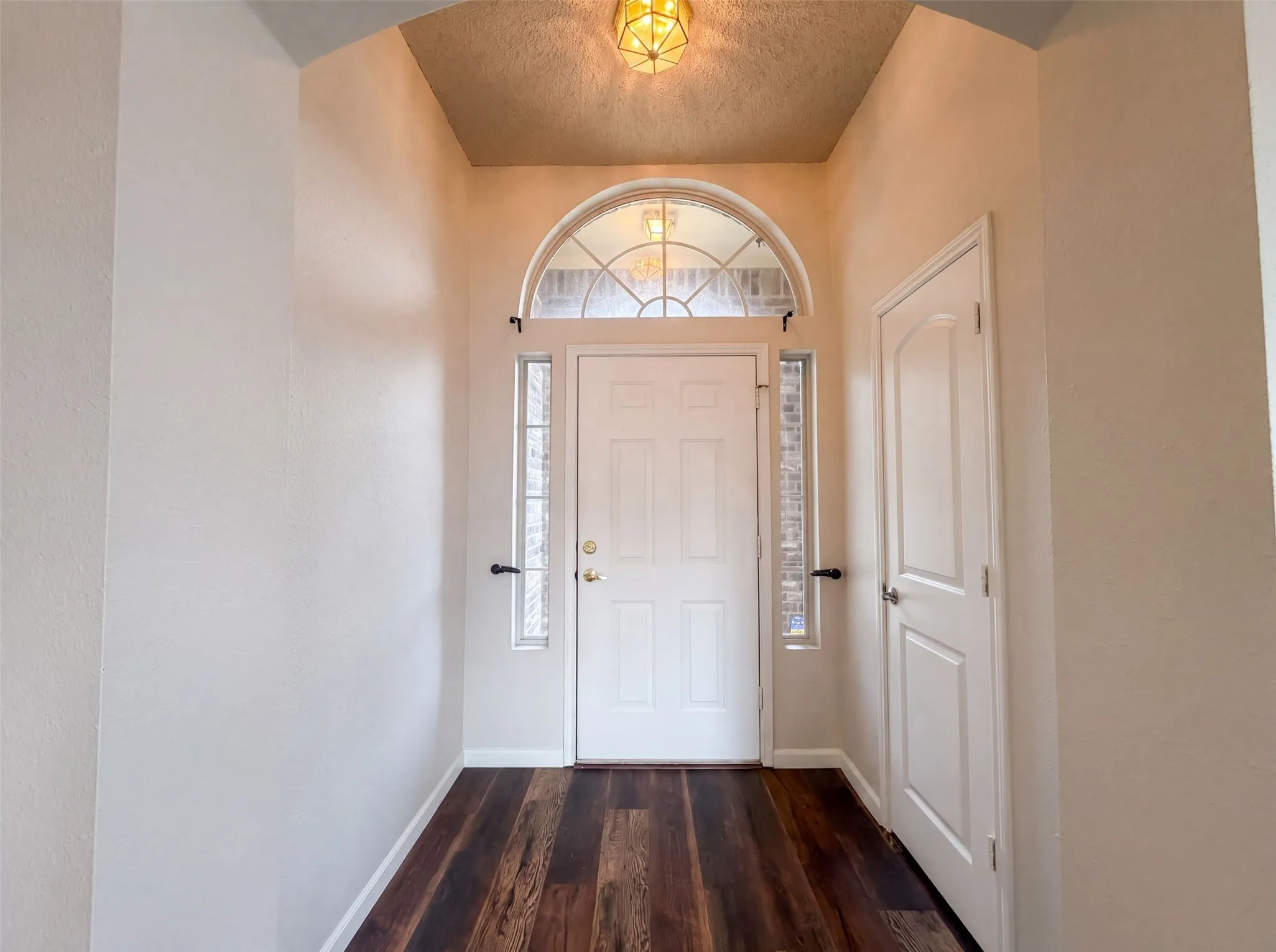 Single Family Residence For Sale in Denton County , 1688 Yellowstone Avenue, Lewisville, Texas 75077, 3 Bedroom, 2 Bathroom, 2 Garage spaces, 1,459 Sqft, built in 1997, mls#21353841, Real Estate Agent in Lewisville, Homes For Sale in Denton county, Homes For Sale in Lewisville, Realtor in Lewisville Texas, Real Estate Brokerage Independent Realty Texas, Luminita Cordes Realtor