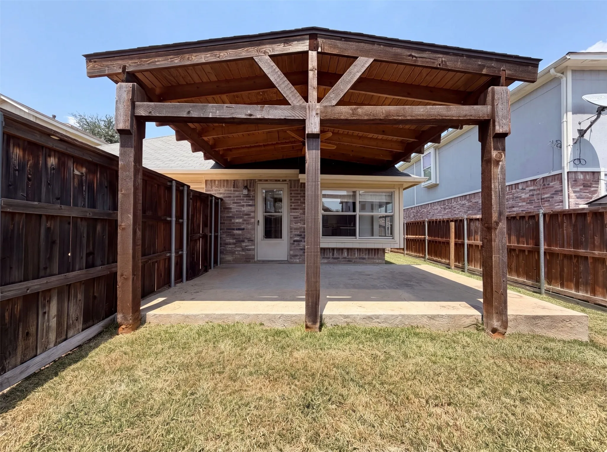 Single Family Residence For Sale in Denton County , 1688 Yellowstone Avenue, Lewisville, Texas 75077, 3 Bedroom, 2 Bathroom, 2 Garage spaces, 1,459 Sqft, built in 1997, mls#21353841, Real Estate Agent in Lewisville, Homes For Sale in Denton county, Homes For Sale in Lewisville, Realtor in Lewisville Texas, Real Estate Brokerage Independent Realty Texas, Luminita Cordes Realtor