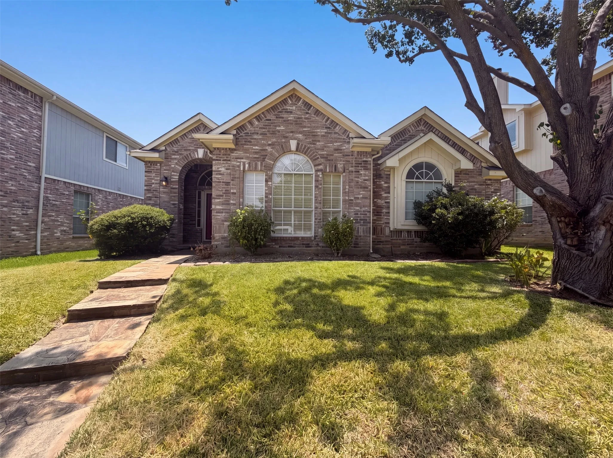 Single Family Residence For Sale in Denton County , 1688 Yellowstone Avenue, Lewisville, Texas 75077, 3 Bedroom, 2 Bathroom, 2 Garage spaces, 1,459 Sqft, built in 1997, mls#21353841, Real Estate Agent in Lewisville, Homes For Sale in Denton county, Homes For Sale in Lewisville, Realtor in Lewisville Texas, Real Estate Brokerage Independent Realty Texas, Luminita Cordes Realtor