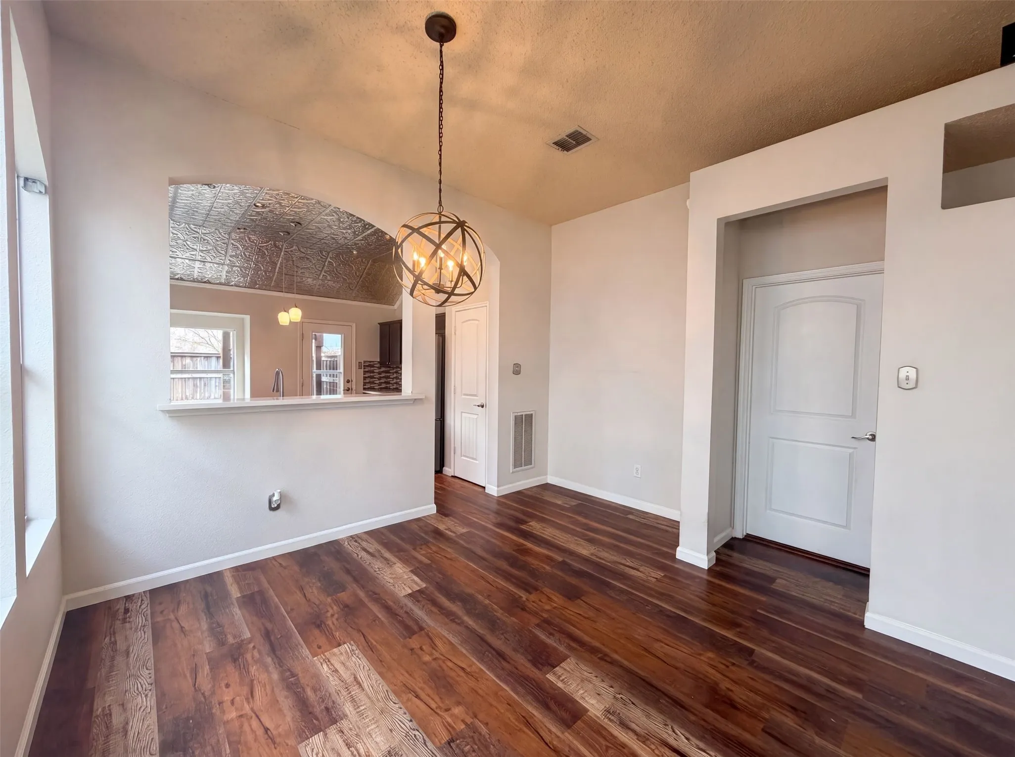 Single Family Residence For Sale in Denton County , 1688 Yellowstone Avenue, Lewisville, Texas 75077, 3 Bedroom, 2 Bathroom, 2 Garage spaces, 1,459 Sqft, built in 1997, mls#21353841, Real Estate Agent in Lewisville, Homes For Sale in Denton county, Homes For Sale in Lewisville, Realtor in Lewisville Texas, Real Estate Brokerage Independent Realty Texas, Luminita Cordes Realtor