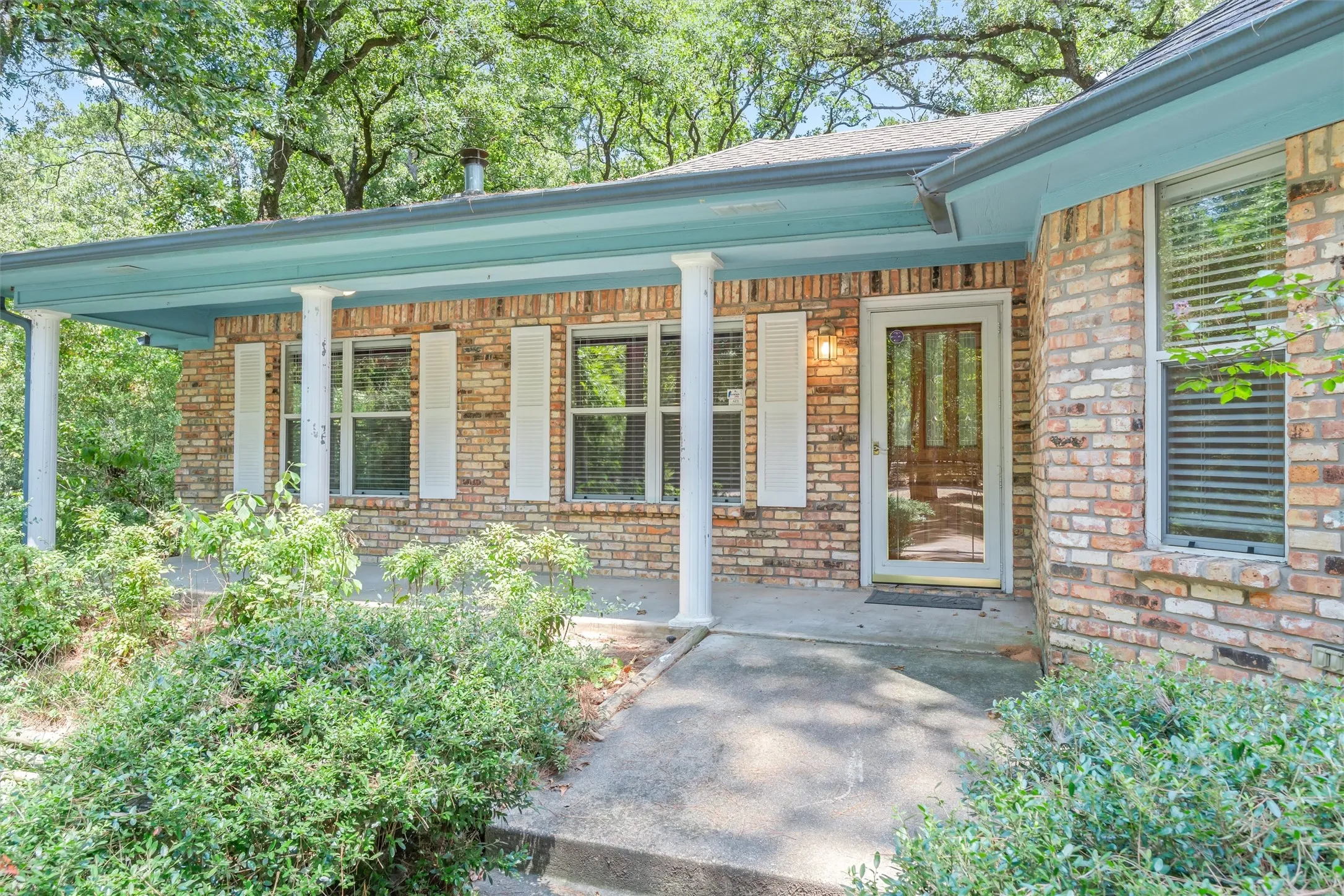 Single Family Residence For Sale in Wood County , 190 Blue Water Lane, Holly Lake Ranch, Texas 75765, 3 Bedroom, 3 Bathroom, 3 Garage spaces, 2,327 Sqft, built in 1996, mls#21353848, Real Estate Agent in Holly Lake Ranch, Homes For Sale in Wood county, Homes For Sale in Holly Lake Ranch, Realtor in Holly Lake Ranch Texas, Real Estate Brokerage Independent Realty Texas, Luminita Cordes Realtor