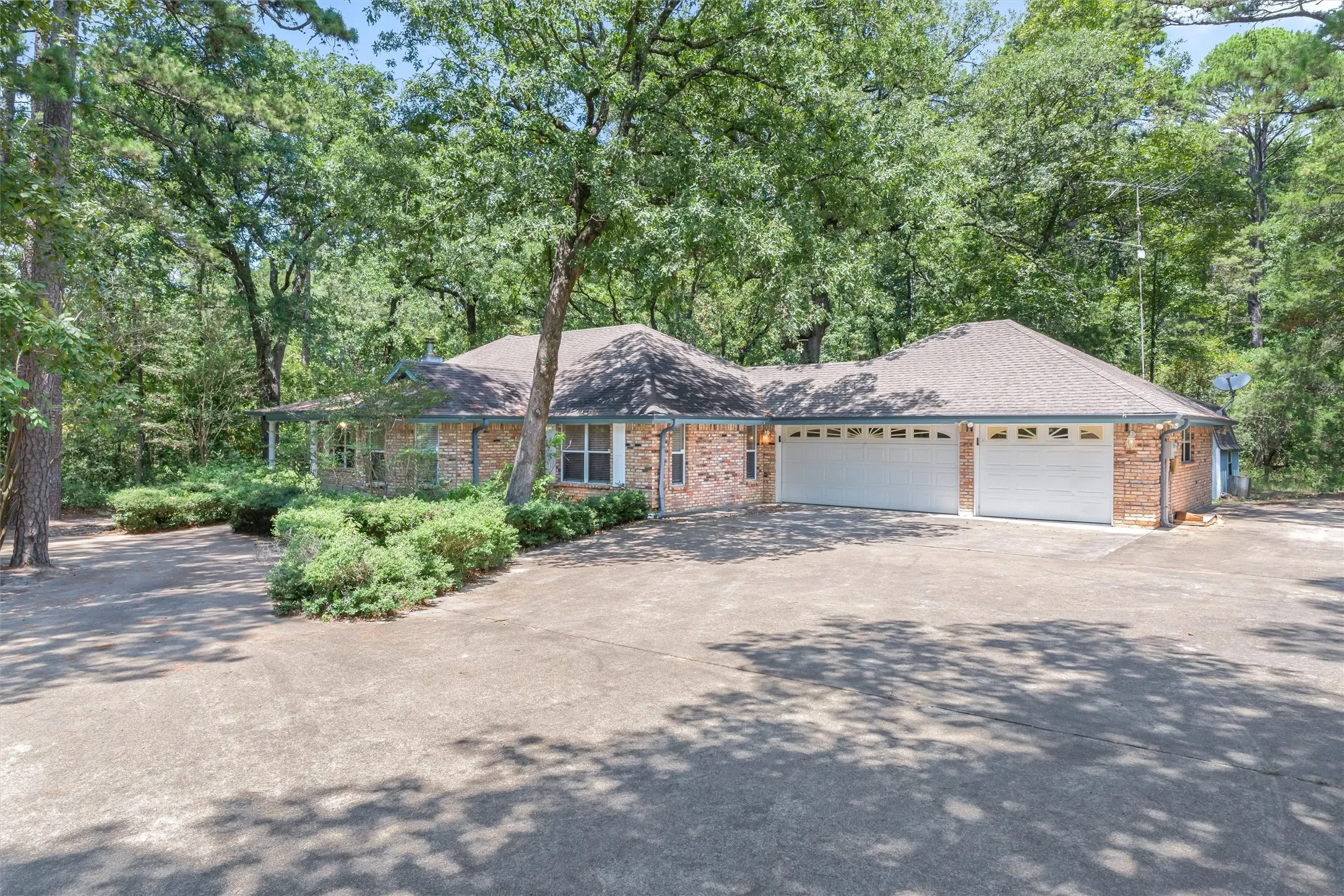 Single Family Residence For Sale in Wood County , 190 Blue Water Lane, Holly Lake Ranch, Texas 75765, 3 Bedroom, 3 Bathroom, 3 Garage spaces, 2,327 Sqft, built in 1996, mls#21353848, Real Estate Agent in Holly Lake Ranch, Homes For Sale in Wood county, Homes For Sale in Holly Lake Ranch, Realtor in Holly Lake Ranch Texas, Real Estate Brokerage Independent Realty Texas, Luminita Cordes Realtor