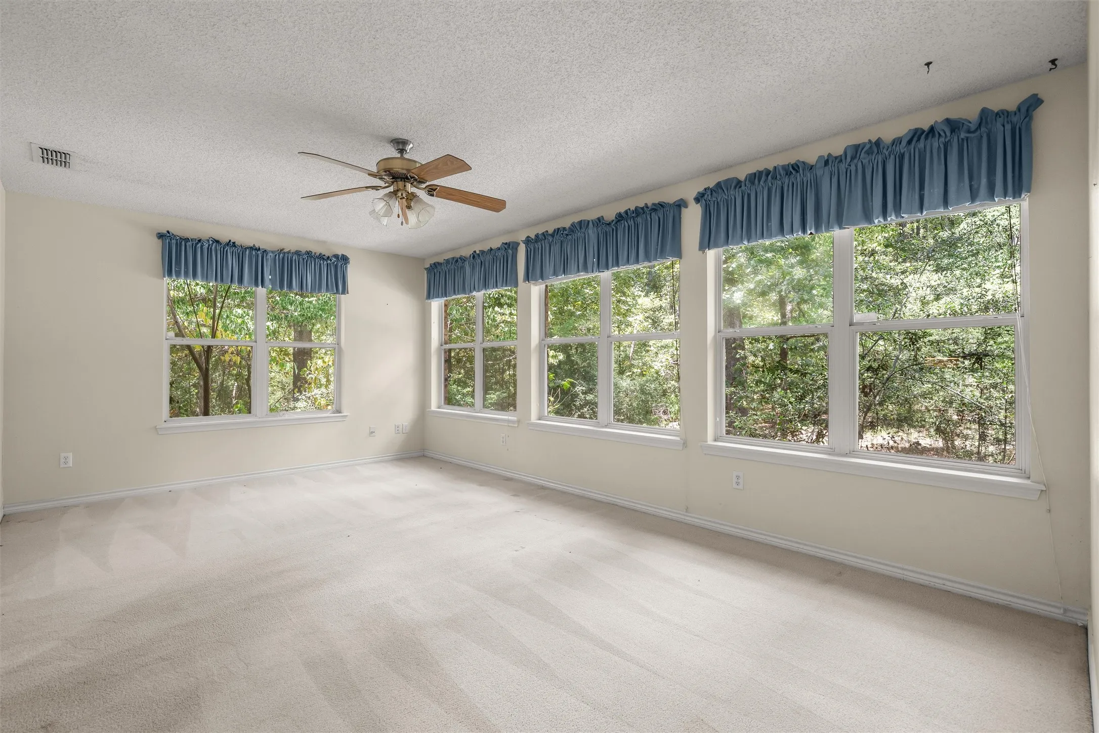 Single Family Residence For Sale in Wood County , 190 Blue Water Lane, Holly Lake Ranch, Texas 75765, 3 Bedroom, 3 Bathroom, 3 Garage spaces, 2,327 Sqft, built in 1996, mls#21353848, Real Estate Agent in Holly Lake Ranch, Homes For Sale in Wood county, Homes For Sale in Holly Lake Ranch, Realtor in Holly Lake Ranch Texas, Real Estate Brokerage Independent Realty Texas, Luminita Cordes Realtor