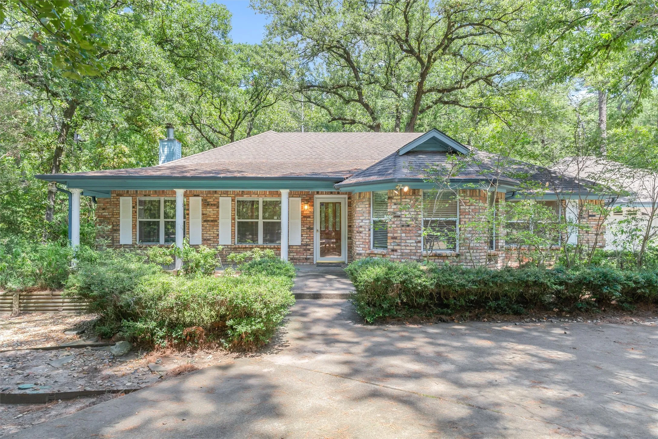 Single Family Residence For Sale in Wood County , 190 Blue Water Lane, Holly Lake Ranch, Texas 75765, 3 Bedroom, 3 Bathroom, 3 Garage spaces, 2,327 Sqft, built in 1996, mls#21353848, Real Estate Agent in Holly Lake Ranch, Homes For Sale in Wood county, Homes For Sale in Holly Lake Ranch, Realtor in Holly Lake Ranch Texas, Real Estate Brokerage Independent Realty Texas, Luminita Cordes Realtor