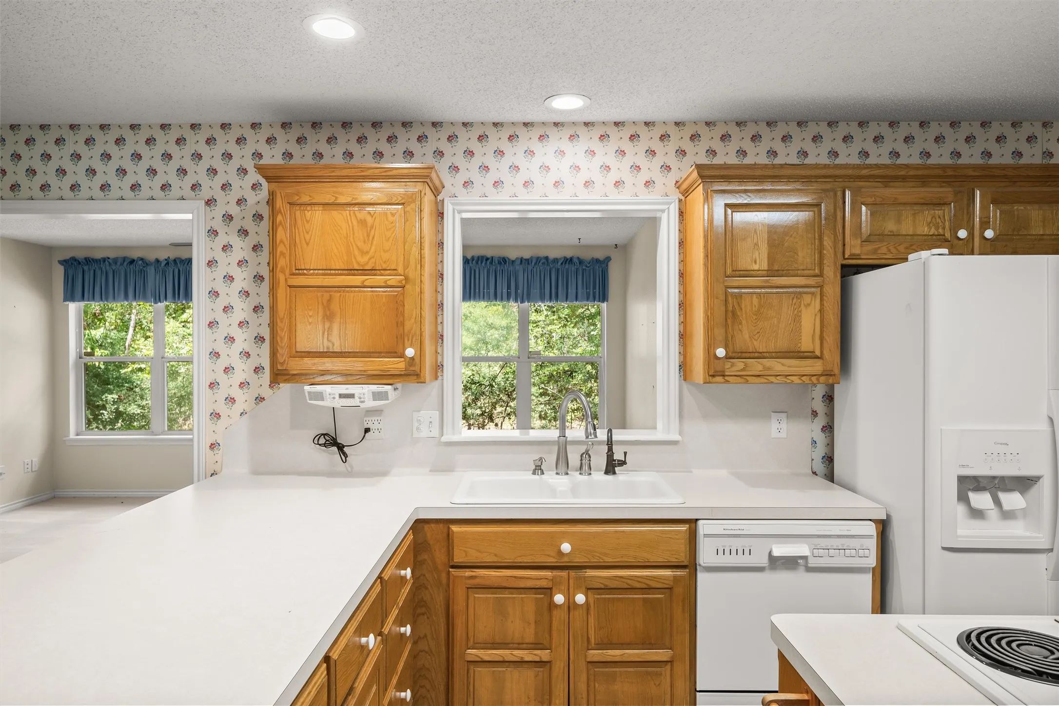 Single Family Residence For Sale in Wood County , 190 Blue Water Lane, Holly Lake Ranch, Texas 75765, 3 Bedroom, 3 Bathroom, 3 Garage spaces, 2,327 Sqft, built in 1996, mls#21353848, Real Estate Agent in Holly Lake Ranch, Homes For Sale in Wood county, Homes For Sale in Holly Lake Ranch, Realtor in Holly Lake Ranch Texas, Real Estate Brokerage Independent Realty Texas, Luminita Cordes Realtor