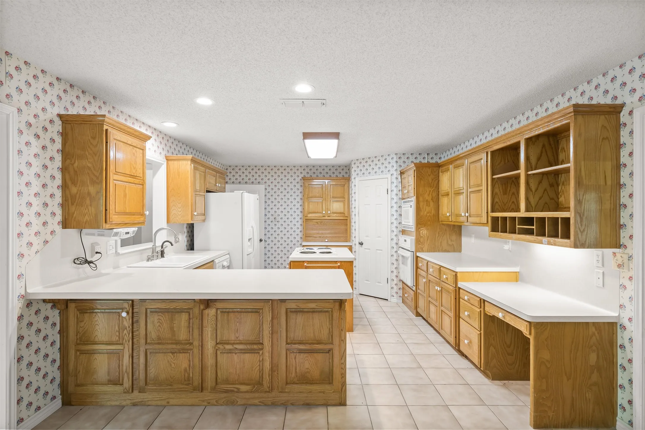Single Family Residence For Sale in Wood County , 190 Blue Water Lane, Holly Lake Ranch, Texas 75765, 3 Bedroom, 3 Bathroom, 3 Garage spaces, 2,327 Sqft, built in 1996, mls#21353848, Real Estate Agent in Holly Lake Ranch, Homes For Sale in Wood county, Homes For Sale in Holly Lake Ranch, Realtor in Holly Lake Ranch Texas, Real Estate Brokerage Independent Realty Texas, Luminita Cordes Realtor