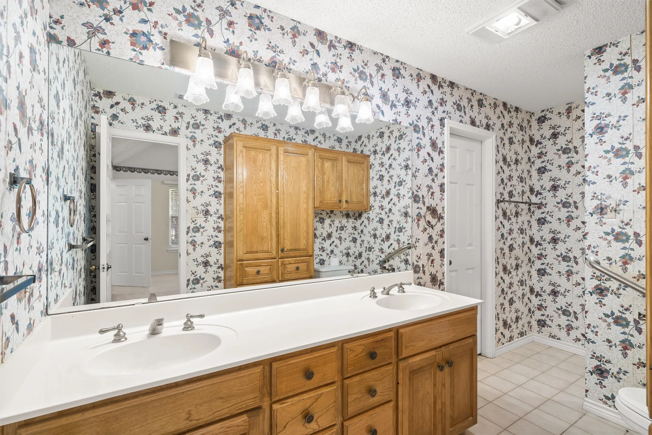 Single Family Residence For Sale in Wood County , 190 Blue Water Lane, Holly Lake Ranch, Texas 75765, 3 Bedroom, 3 Bathroom, 3 Garage spaces, 2,327 Sqft, built in 1996, mls#21353848, Real Estate Agent in Holly Lake Ranch, Homes For Sale in Wood county, Homes For Sale in Holly Lake Ranch, Realtor in Holly Lake Ranch Texas, Real Estate Brokerage Independent Realty Texas, Luminita Cordes Realtor