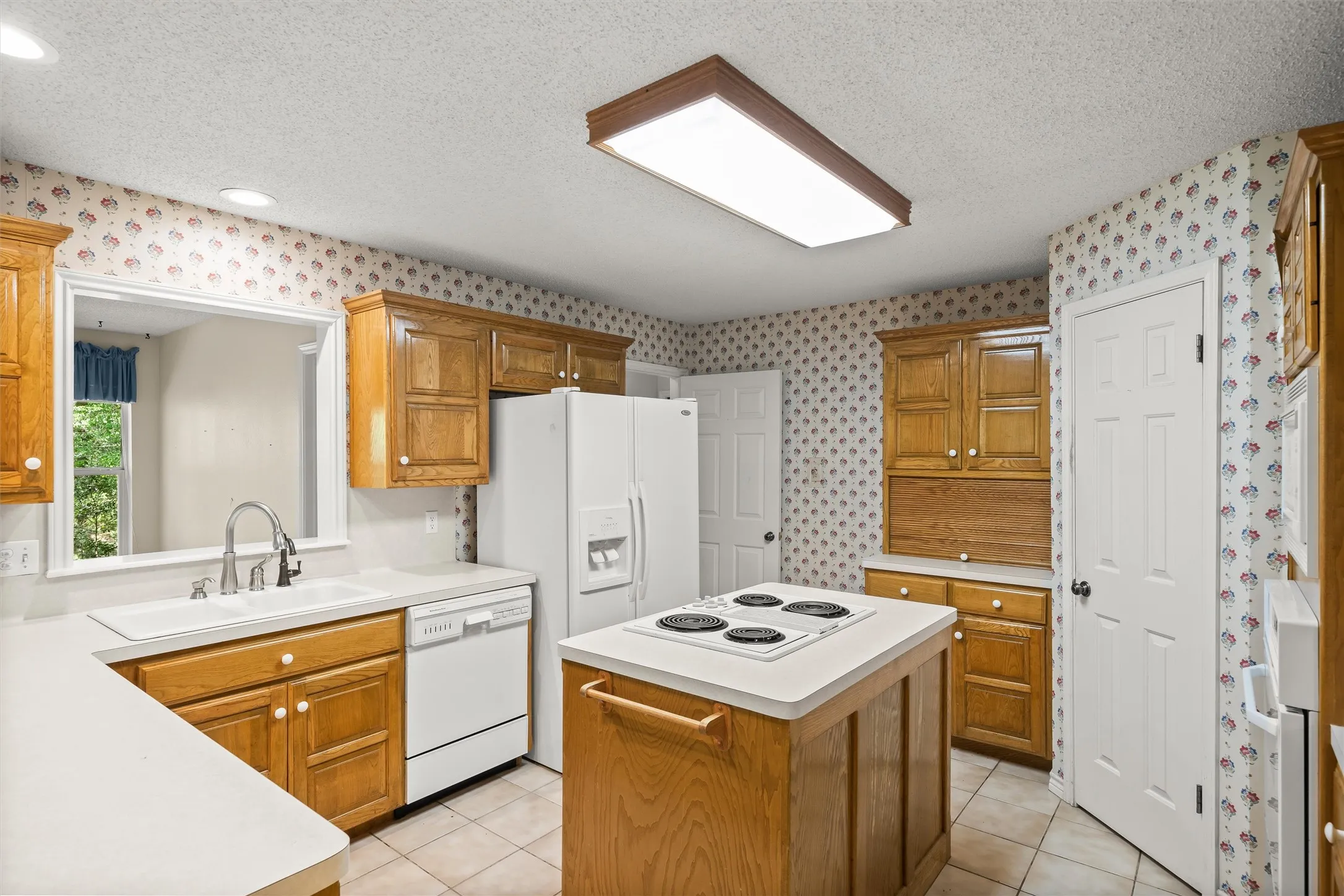 Single Family Residence For Sale in Wood County , 190 Blue Water Lane, Holly Lake Ranch, Texas 75765, 3 Bedroom, 3 Bathroom, 3 Garage spaces, 2,327 Sqft, built in 1996, mls#21353848, Real Estate Agent in Holly Lake Ranch, Homes For Sale in Wood county, Homes For Sale in Holly Lake Ranch, Realtor in Holly Lake Ranch Texas, Real Estate Brokerage Independent Realty Texas, Luminita Cordes Realtor