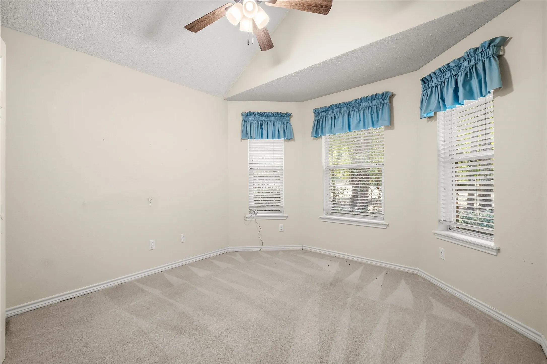 Single Family Residence For Sale in Wood County , 190 Blue Water Lane, Holly Lake Ranch, Texas 75765, 3 Bedroom, 3 Bathroom, 3 Garage spaces, 2,327 Sqft, built in 1996, mls#21353848, Real Estate Agent in Holly Lake Ranch, Homes For Sale in Wood county, Homes For Sale in Holly Lake Ranch, Realtor in Holly Lake Ranch Texas, Real Estate Brokerage Independent Realty Texas, Luminita Cordes Realtor