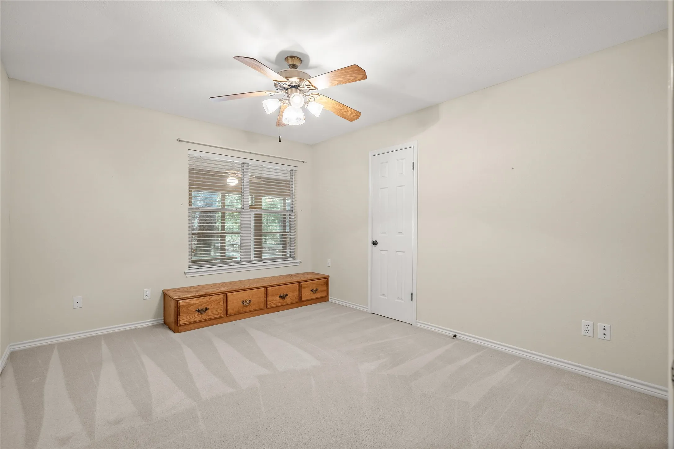 Single Family Residence For Sale in Wood County , 190 Blue Water Lane, Holly Lake Ranch, Texas 75765, 3 Bedroom, 3 Bathroom, 3 Garage spaces, 2,327 Sqft, built in 1996, mls#21353848, Real Estate Agent in Holly Lake Ranch, Homes For Sale in Wood county, Homes For Sale in Holly Lake Ranch, Realtor in Holly Lake Ranch Texas, Real Estate Brokerage Independent Realty Texas, Luminita Cordes Realtor