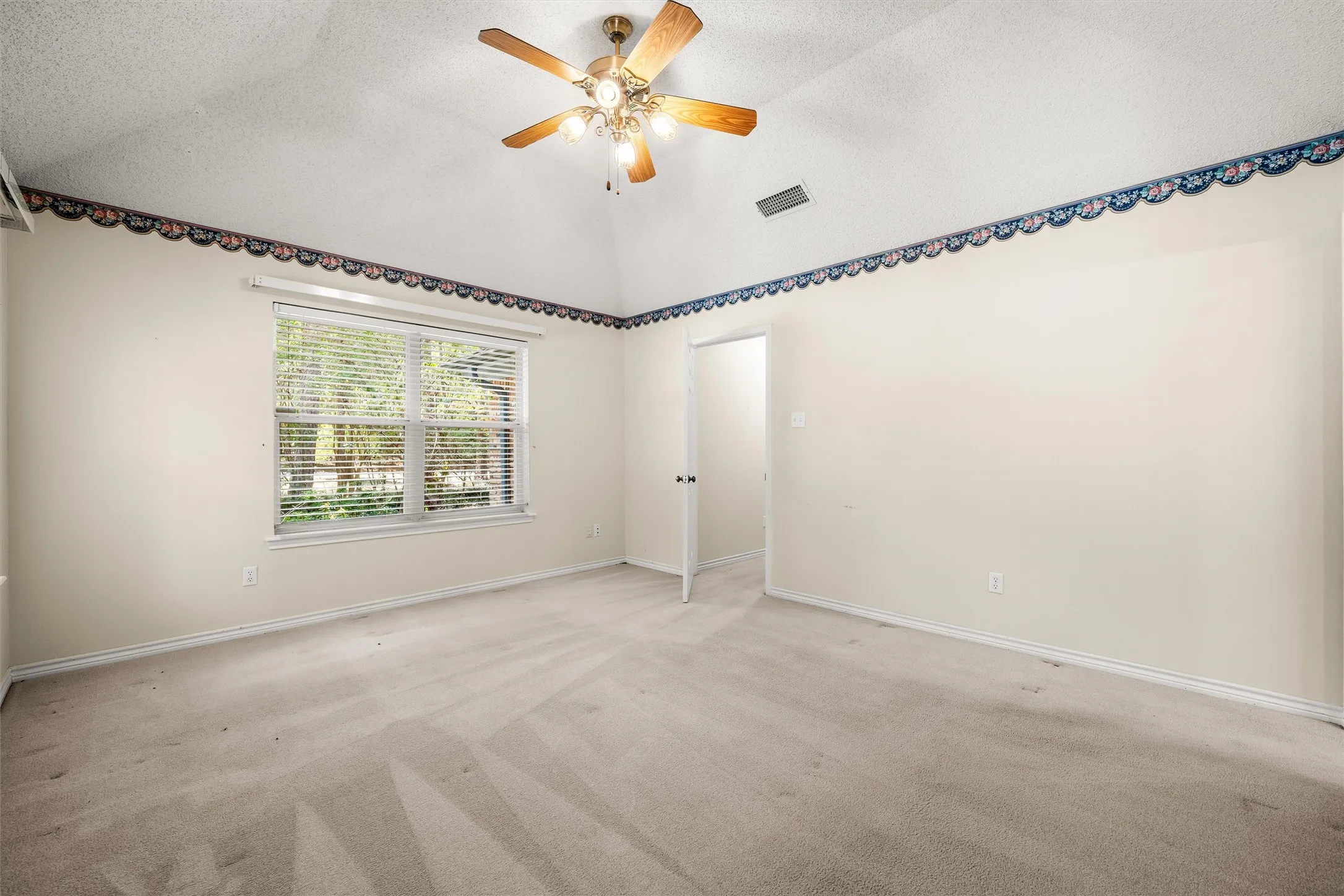 Single Family Residence For Sale in Wood County , 190 Blue Water Lane, Holly Lake Ranch, Texas 75765, 3 Bedroom, 3 Bathroom, 3 Garage spaces, 2,327 Sqft, built in 1996, mls#21353848, Real Estate Agent in Holly Lake Ranch, Homes For Sale in Wood county, Homes For Sale in Holly Lake Ranch, Realtor in Holly Lake Ranch Texas, Real Estate Brokerage Independent Realty Texas, Luminita Cordes Realtor