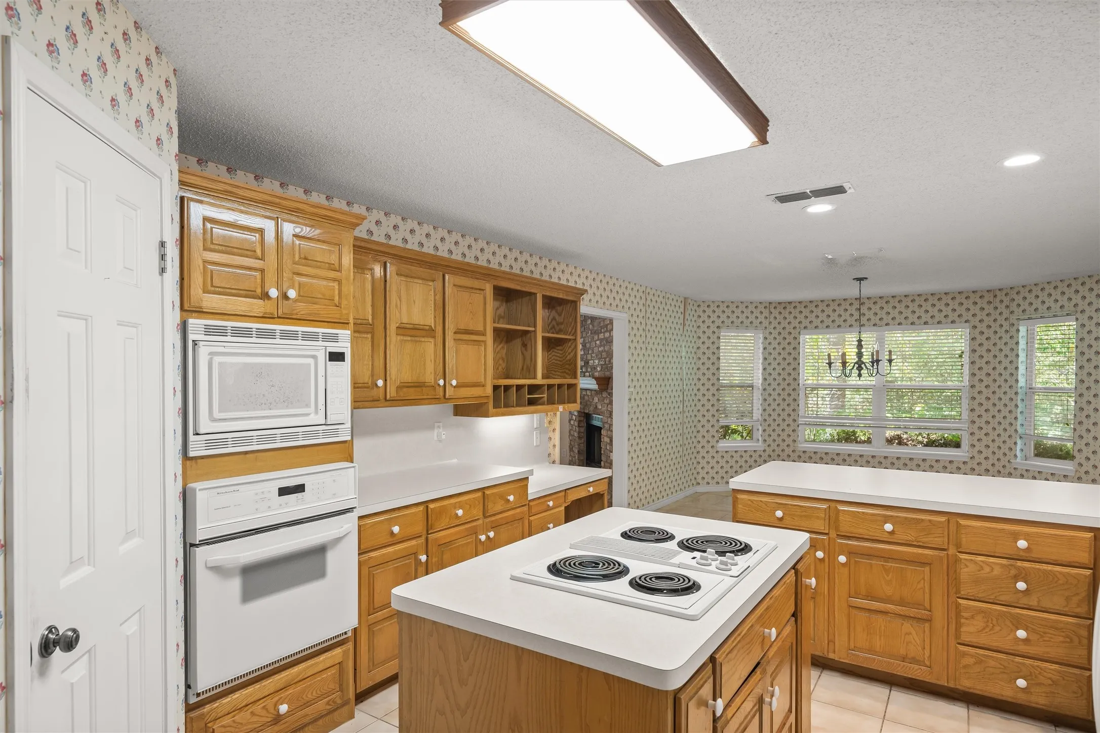 Single Family Residence For Sale in Wood County , 190 Blue Water Lane, Holly Lake Ranch, Texas 75765, 3 Bedroom, 3 Bathroom, 3 Garage spaces, 2,327 Sqft, built in 1996, mls#21353848, Real Estate Agent in Holly Lake Ranch, Homes For Sale in Wood county, Homes For Sale in Holly Lake Ranch, Realtor in Holly Lake Ranch Texas, Real Estate Brokerage Independent Realty Texas, Luminita Cordes Realtor