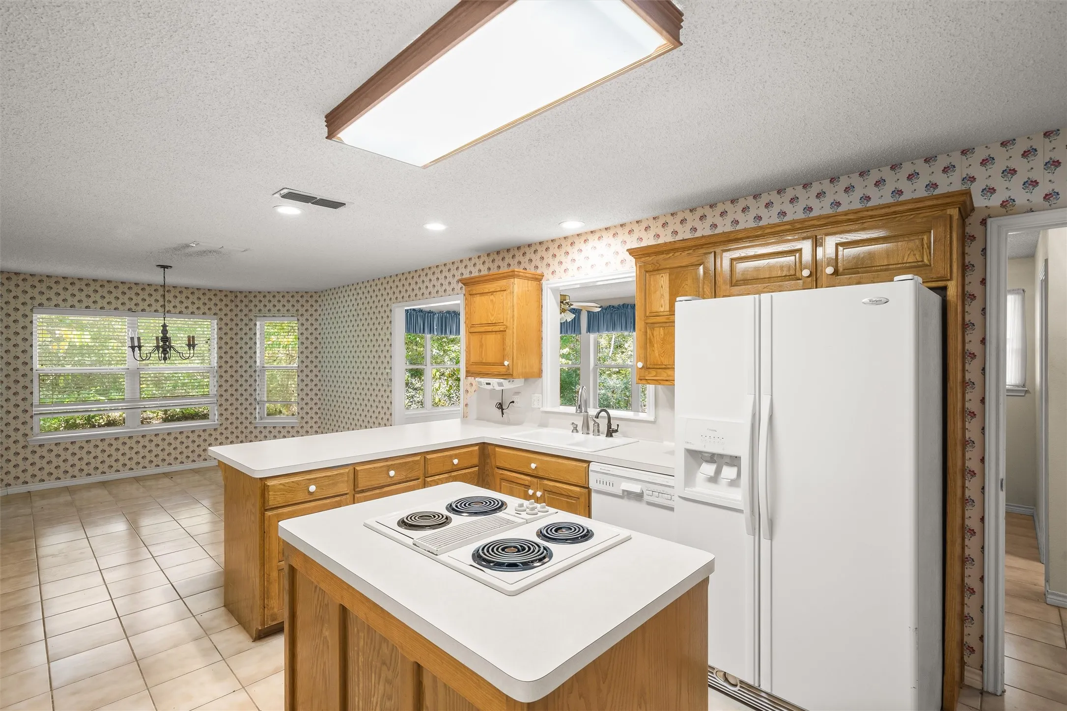 Single Family Residence For Sale in Wood County , 190 Blue Water Lane, Holly Lake Ranch, Texas 75765, 3 Bedroom, 3 Bathroom, 3 Garage spaces, 2,327 Sqft, built in 1996, mls#21353848, Real Estate Agent in Holly Lake Ranch, Homes For Sale in Wood county, Homes For Sale in Holly Lake Ranch, Realtor in Holly Lake Ranch Texas, Real Estate Brokerage Independent Realty Texas, Luminita Cordes Realtor