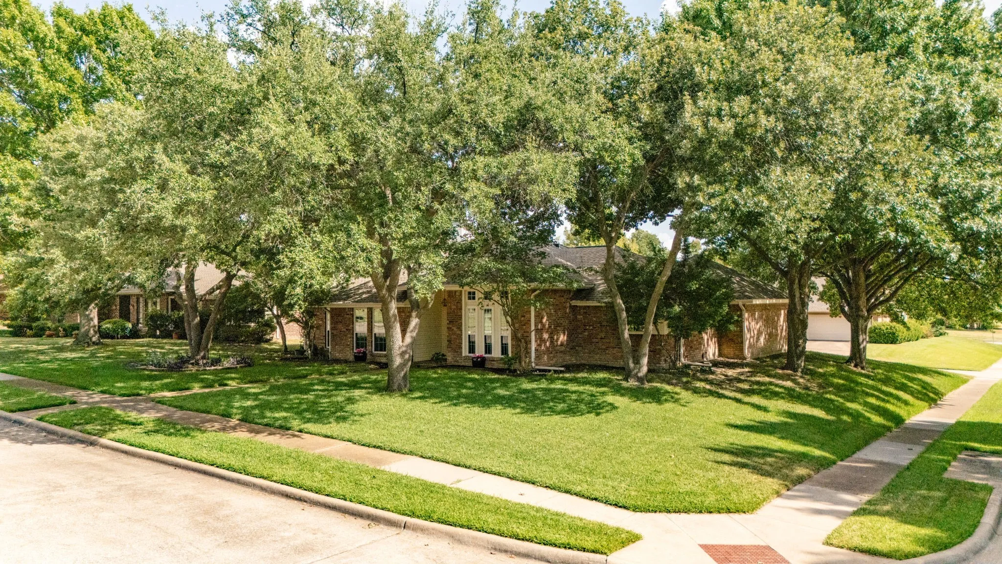 Single Family Residence For Sale in Collin County , 4224 Pike Court, Plano, Texas 75093, 3 Bedroom, 2 Bathroom, 2 Garage spaces, 1,640 Sqft, built in 1983, mls#21353608, Real Estate Agent in Plano, Homes For Sale in Collin county, Homes For Sale in Plano, Realtor in Plano Texas, Real Estate Brokerage Independent Realty Texas, Luminita Cordes Realtor