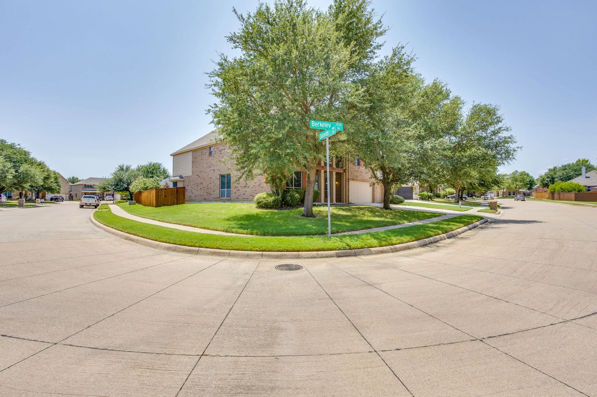 Single Family Residence For Sale in Johnson County , 1220 Berkeley Drive, Burleson, Texas 76028, 5 Bedroom, 4 Bathroom, 3 Garage spaces, 4,178 Sqft, built in 2007, mls#21353746, Real Estate Agent in Burleson, Homes For Sale in Johnson county, Homes For Sale in Burleson, Realtor in Burleson Texas, Real Estate Brokerage Independent Realty Texas, Luminita Cordes Realtor