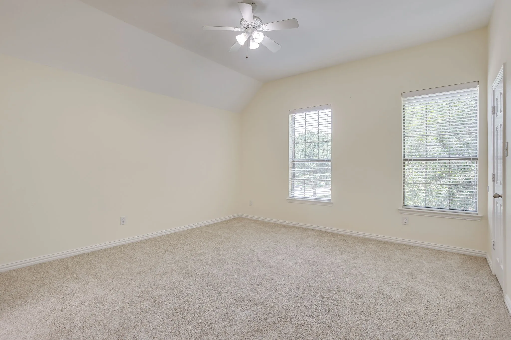 Single Family Residence For Sale in Johnson County , 1220 Berkeley Drive, Burleson, Texas 76028, 5 Bedroom, 4 Bathroom, 3 Garage spaces, 4,178 Sqft, built in 2007, mls#21353746, Real Estate Agent in Burleson, Homes For Sale in Johnson county, Homes For Sale in Burleson, Realtor in Burleson Texas, Real Estate Brokerage Independent Realty Texas, Luminita Cordes Realtor