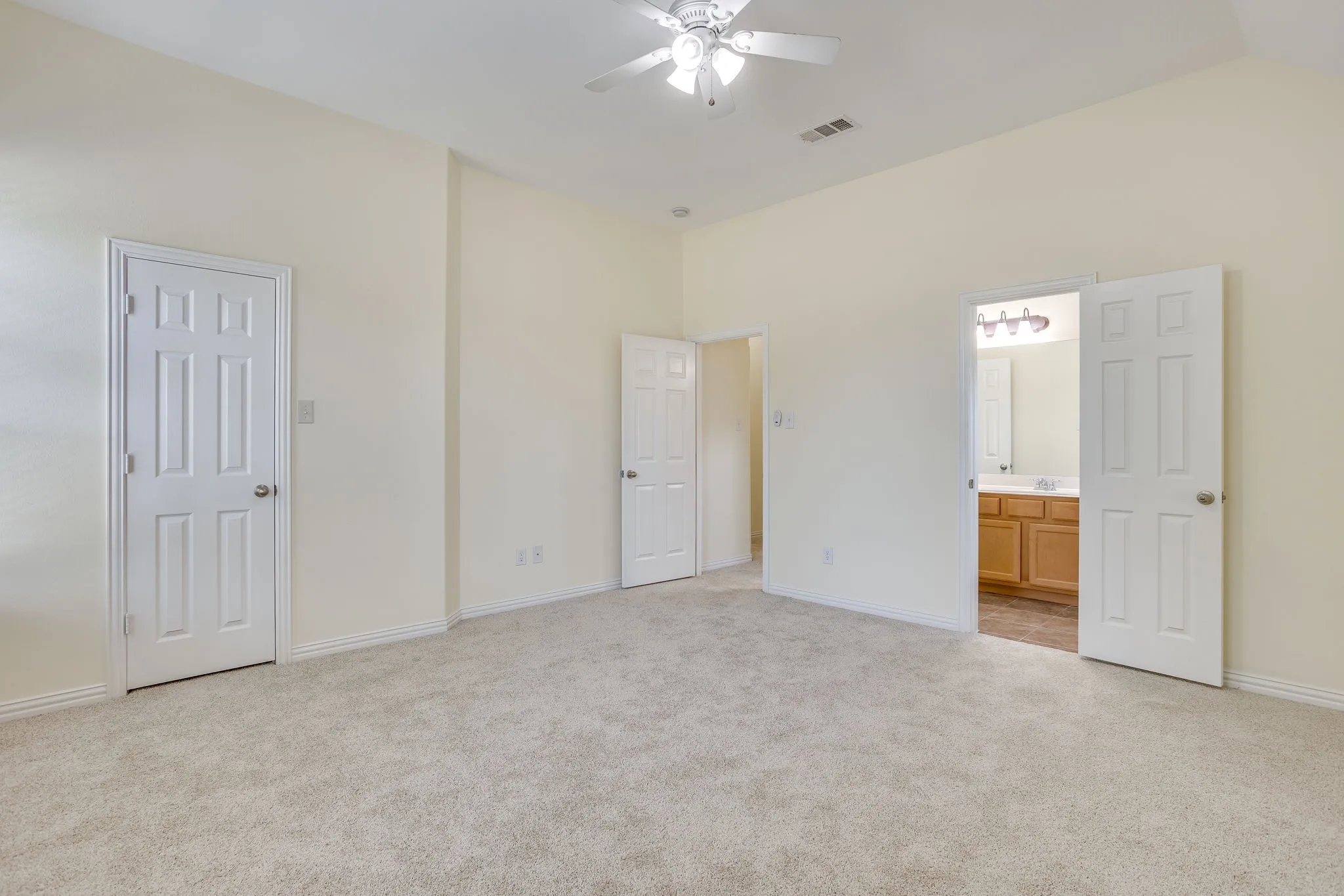 Single Family Residence For Sale in Johnson County , 1220 Berkeley Drive, Burleson, Texas 76028, 5 Bedroom, 4 Bathroom, 3 Garage spaces, 4,178 Sqft, built in 2007, mls#21353746, Real Estate Agent in Burleson, Homes For Sale in Johnson county, Homes For Sale in Burleson, Realtor in Burleson Texas, Real Estate Brokerage Independent Realty Texas, Luminita Cordes Realtor