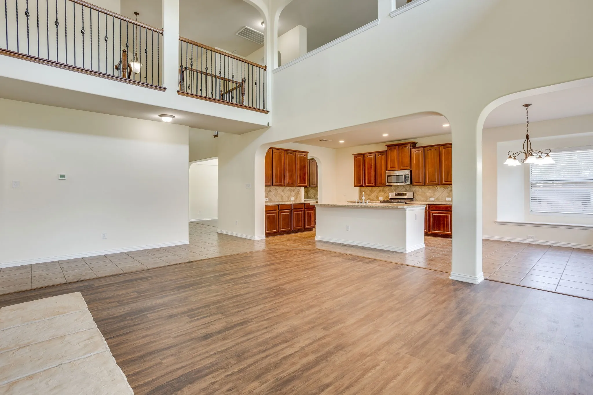 Single Family Residence For Sale in Johnson County , 1220 Berkeley Drive, Burleson, Texas 76028, 5 Bedroom, 4 Bathroom, 3 Garage spaces, 4,178 Sqft, built in 2007, mls#21353746, Real Estate Agent in Burleson, Homes For Sale in Johnson county, Homes For Sale in Burleson, Realtor in Burleson Texas, Real Estate Brokerage Independent Realty Texas, Luminita Cordes Realtor