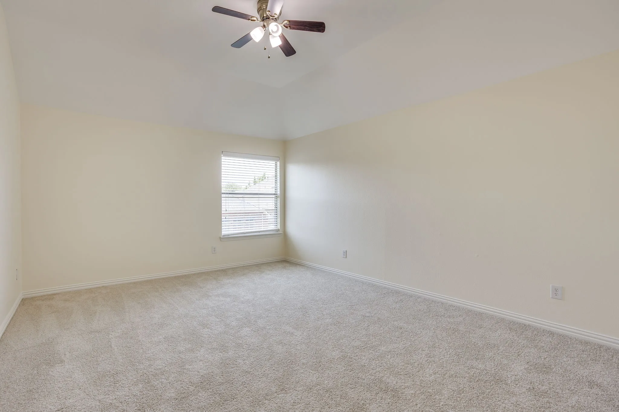 Single Family Residence For Sale in Johnson County , 1220 Berkeley Drive, Burleson, Texas 76028, 5 Bedroom, 4 Bathroom, 3 Garage spaces, 4,178 Sqft, built in 2007, mls#21353746, Real Estate Agent in Burleson, Homes For Sale in Johnson county, Homes For Sale in Burleson, Realtor in Burleson Texas, Real Estate Brokerage Independent Realty Texas, Luminita Cordes Realtor