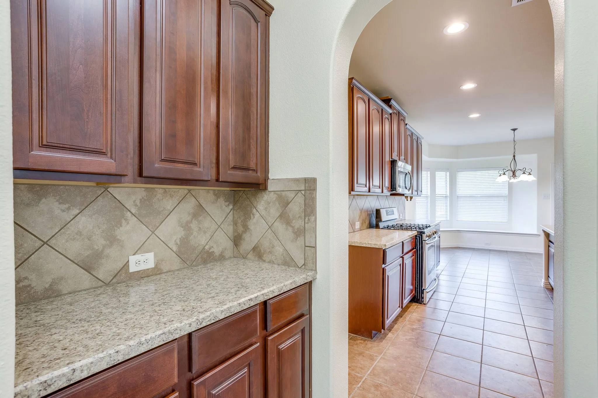 Single Family Residence For Sale in Johnson County , 1220 Berkeley Drive, Burleson, Texas 76028, 5 Bedroom, 4 Bathroom, 3 Garage spaces, 4,178 Sqft, built in 2007, mls#21353746, Real Estate Agent in Burleson, Homes For Sale in Johnson county, Homes For Sale in Burleson, Realtor in Burleson Texas, Real Estate Brokerage Independent Realty Texas, Luminita Cordes Realtor