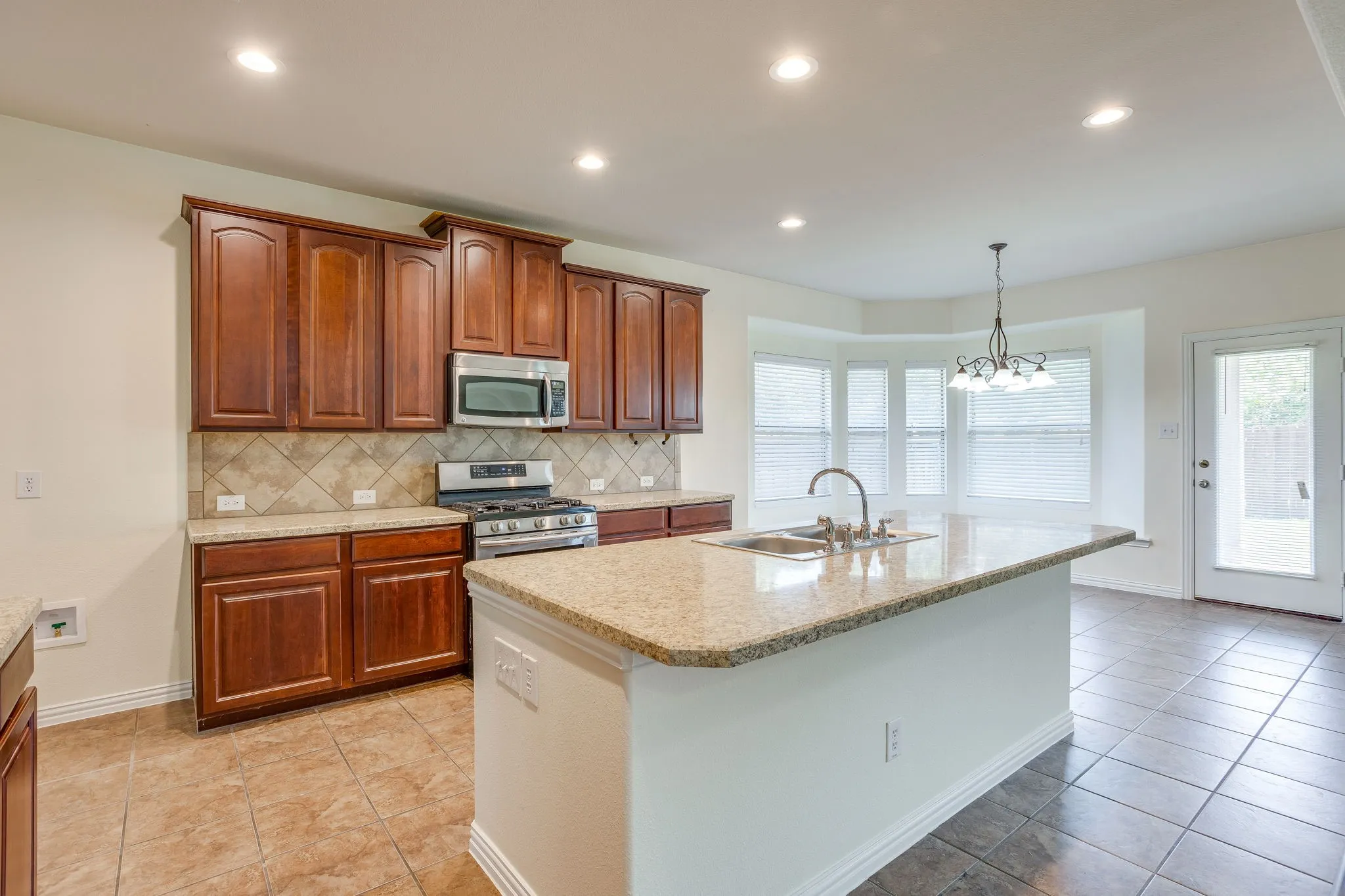 Single Family Residence For Sale in Johnson County , 1220 Berkeley Drive, Burleson, Texas 76028, 5 Bedroom, 4 Bathroom, 3 Garage spaces, 4,178 Sqft, built in 2007, mls#21353746, Real Estate Agent in Burleson, Homes For Sale in Johnson county, Homes For Sale in Burleson, Realtor in Burleson Texas, Real Estate Brokerage Independent Realty Texas, Luminita Cordes Realtor