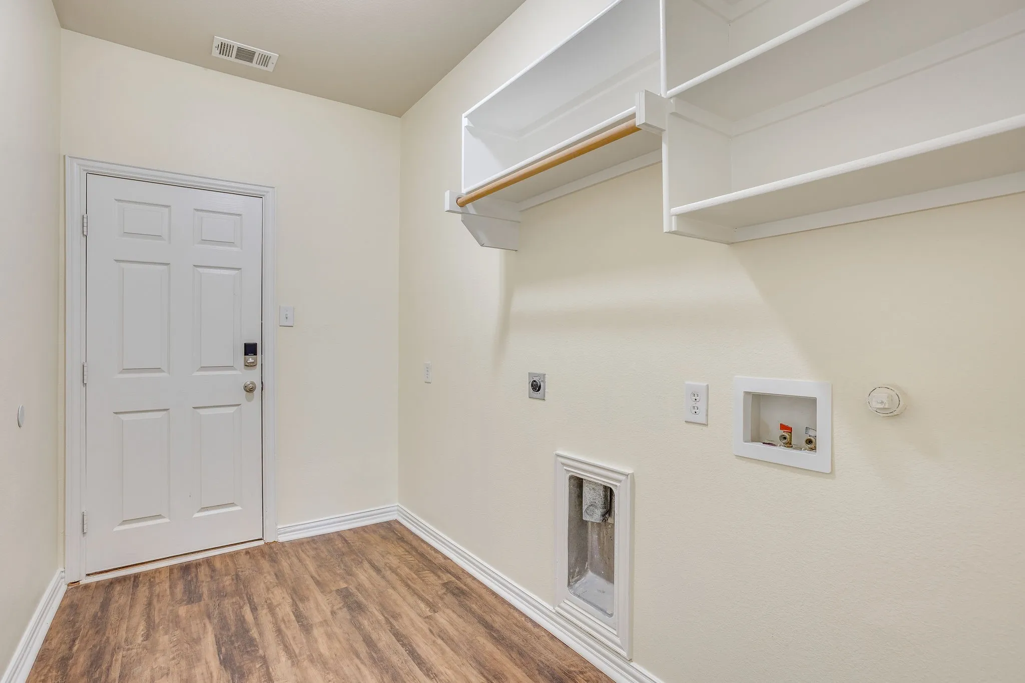 Single Family Residence For Sale in Johnson County , 1220 Berkeley Drive, Burleson, Texas 76028, 5 Bedroom, 4 Bathroom, 3 Garage spaces, 4,178 Sqft, built in 2007, mls#21353746, Real Estate Agent in Burleson, Homes For Sale in Johnson county, Homes For Sale in Burleson, Realtor in Burleson Texas, Real Estate Brokerage Independent Realty Texas, Luminita Cordes Realtor