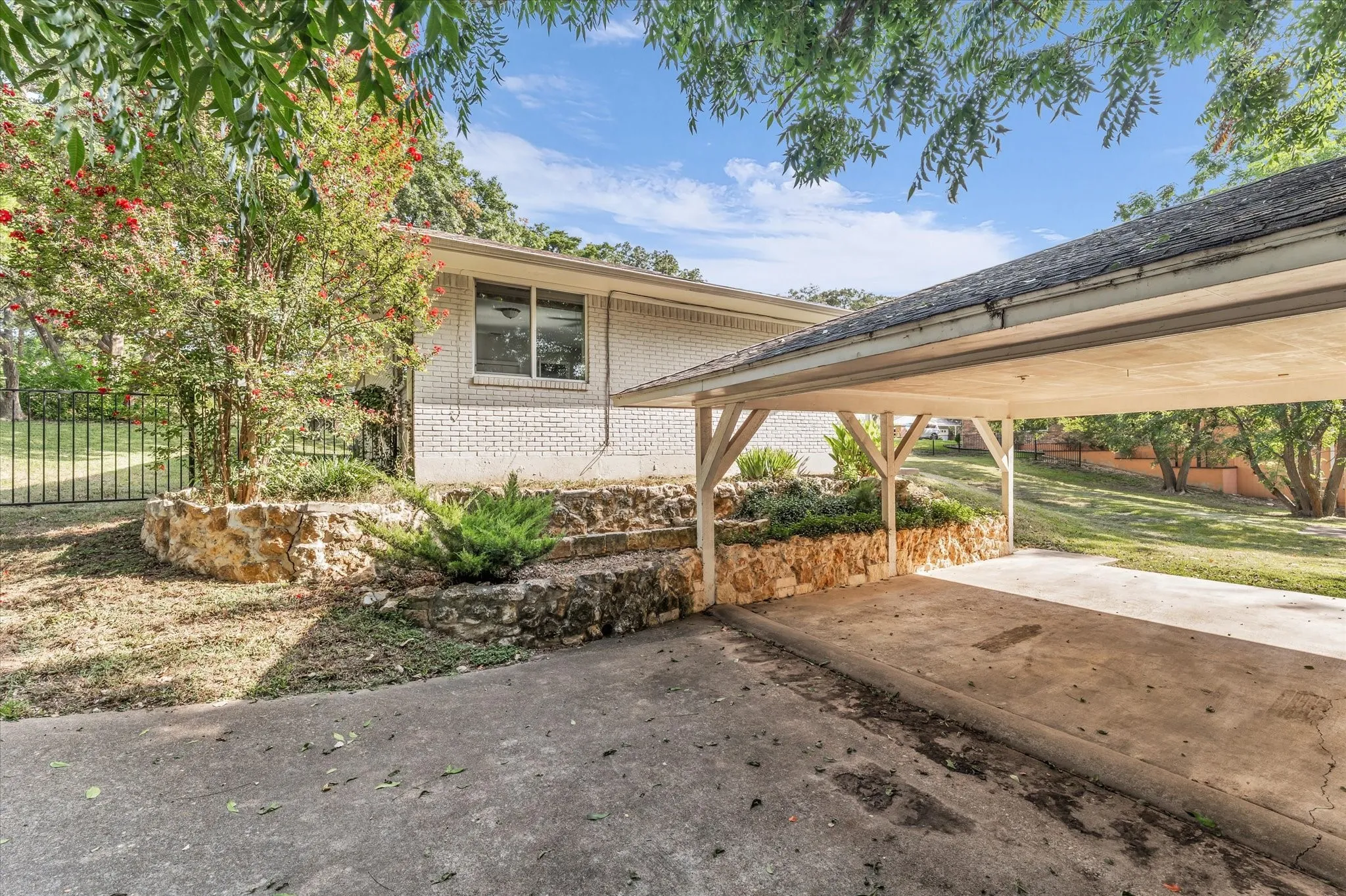 Single Family Residence For Sale in Mc Lennan County , 9730 Timberview Drive, Woodway, Texas 76712, 3 Bedroom, 2 Bathroom, Garage spaces, 2,127 Sqft, built in 1971, mls#21352423, Real Estate Agent in Woodway, Homes For Sale in Mc Lennan county, Homes For Sale in Woodway, Realtor in Woodway Texas, Real Estate Brokerage Independent Realty Texas, Luminita Cordes Realtor