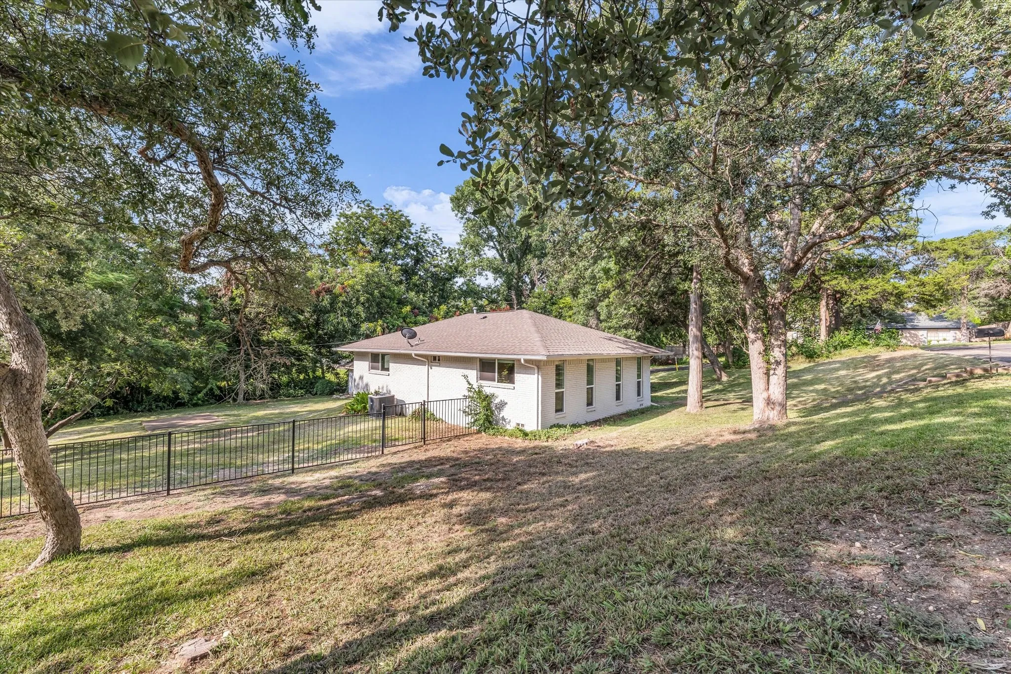 Single Family Residence For Sale in Mc Lennan County , 9730 Timberview Drive, Woodway, Texas 76712, 3 Bedroom, 2 Bathroom, Garage spaces, 2,127 Sqft, built in 1971, mls#21352423, Real Estate Agent in Woodway, Homes For Sale in Mc Lennan county, Homes For Sale in Woodway, Realtor in Woodway Texas, Real Estate Brokerage Independent Realty Texas, Luminita Cordes Realtor