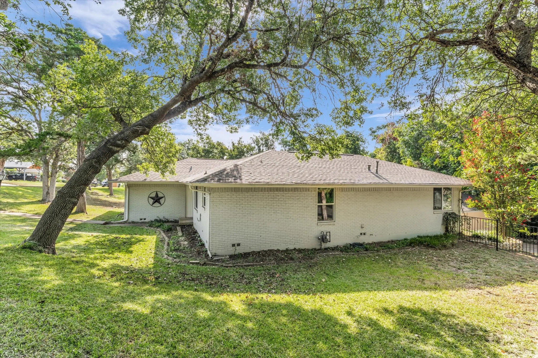 Single Family Residence For Sale in Mc Lennan County , 9730 Timberview Drive, Woodway, Texas 76712, 3 Bedroom, 2 Bathroom, Garage spaces, 2,127 Sqft, built in 1971, mls#21352423, Real Estate Agent in Woodway, Homes For Sale in Mc Lennan county, Homes For Sale in Woodway, Realtor in Woodway Texas, Real Estate Brokerage Independent Realty Texas, Luminita Cordes Realtor
