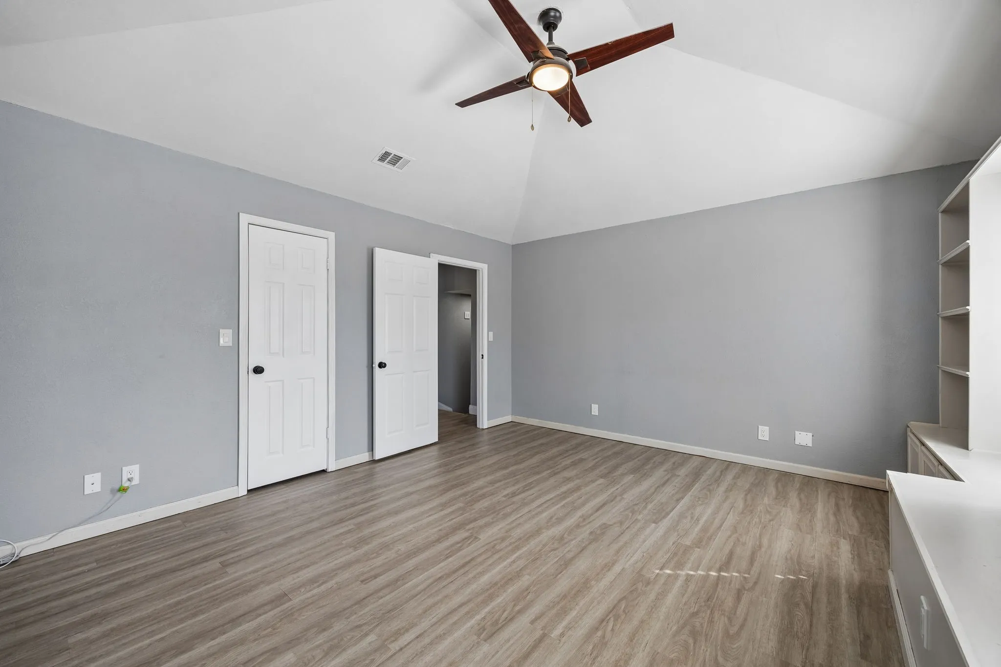Single Family Residence For Sale in Dallas County , 5639 Centeridge Drive, Dallas, Texas 75249, 4 Bedroom, 3 Bathroom, 2 Garage spaces, 2,231 Sqft, built in 1989, mls#21341053, Real Estate Agent in Dallas, Homes For Sale in Dallas county, Homes For Sale in Dallas, Realtor in Dallas Texas, Real Estate Brokerage Independent Realty Texas, Luminita Cordes Realtor