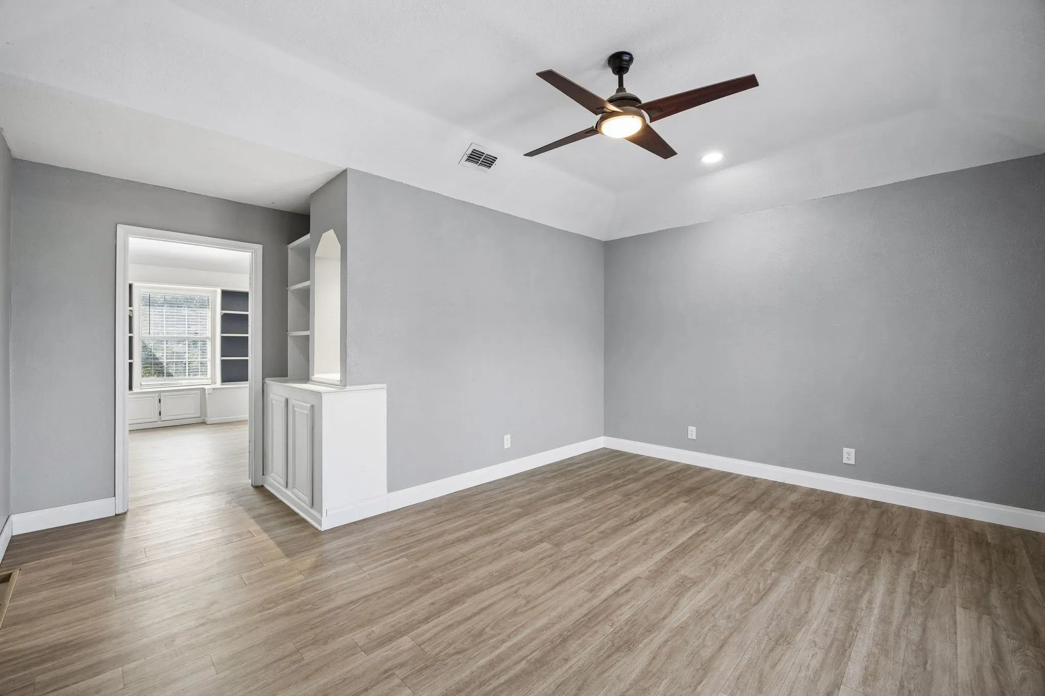 Single Family Residence For Sale in Dallas County , 5639 Centeridge Drive, Dallas, Texas 75249, 4 Bedroom, 3 Bathroom, 2 Garage spaces, 2,231 Sqft, built in 1989, mls#21341053, Real Estate Agent in Dallas, Homes For Sale in Dallas county, Homes For Sale in Dallas, Realtor in Dallas Texas, Real Estate Brokerage Independent Realty Texas, Luminita Cordes Realtor