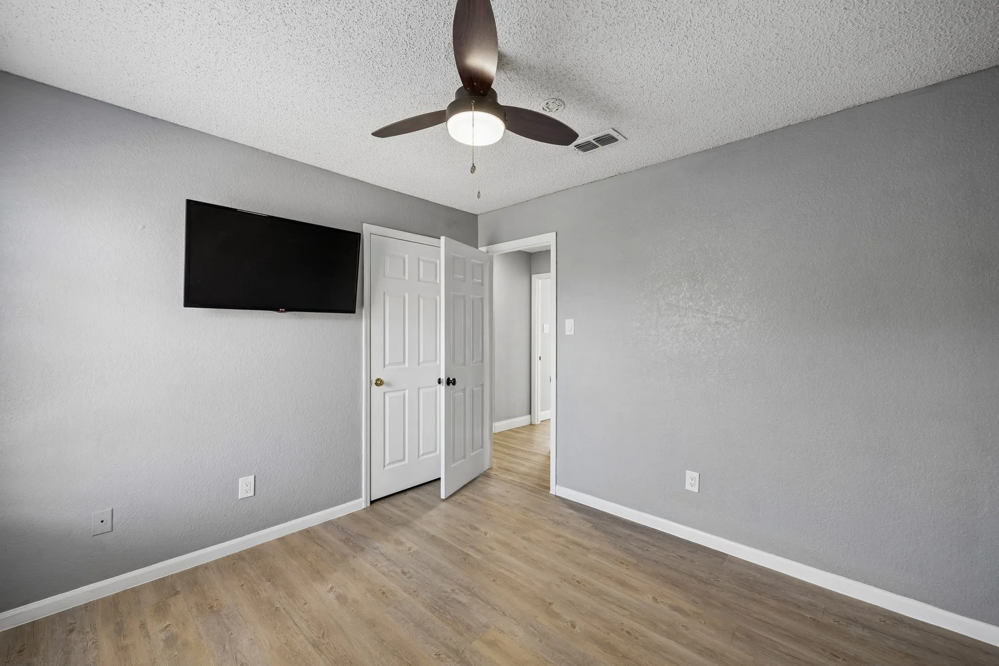 Single Family Residence For Sale in Dallas County , 5639 Centeridge Drive, Dallas, Texas 75249, 4 Bedroom, 3 Bathroom, 2 Garage spaces, 2,231 Sqft, built in 1989, mls#21341053, Real Estate Agent in Dallas, Homes For Sale in Dallas county, Homes For Sale in Dallas, Realtor in Dallas Texas, Real Estate Brokerage Independent Realty Texas, Luminita Cordes Realtor