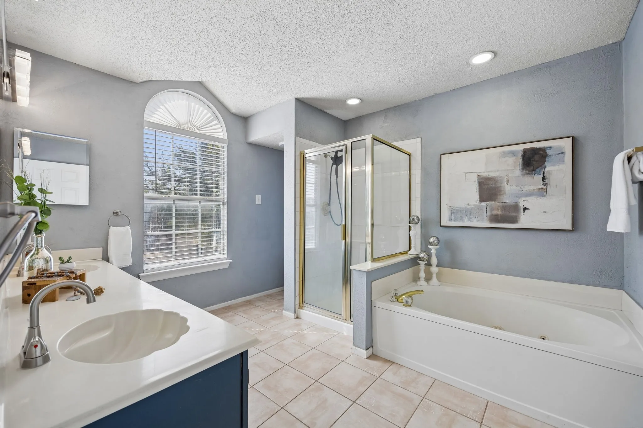 Single Family Residence For Sale in Dallas County , 5639 Centeridge Drive, Dallas, Texas 75249, 4 Bedroom, 3 Bathroom, 2 Garage spaces, 2,231 Sqft, built in 1989, mls#21341053, Real Estate Agent in Dallas, Homes For Sale in Dallas county, Homes For Sale in Dallas, Realtor in Dallas Texas, Real Estate Brokerage Independent Realty Texas, Luminita Cordes Realtor