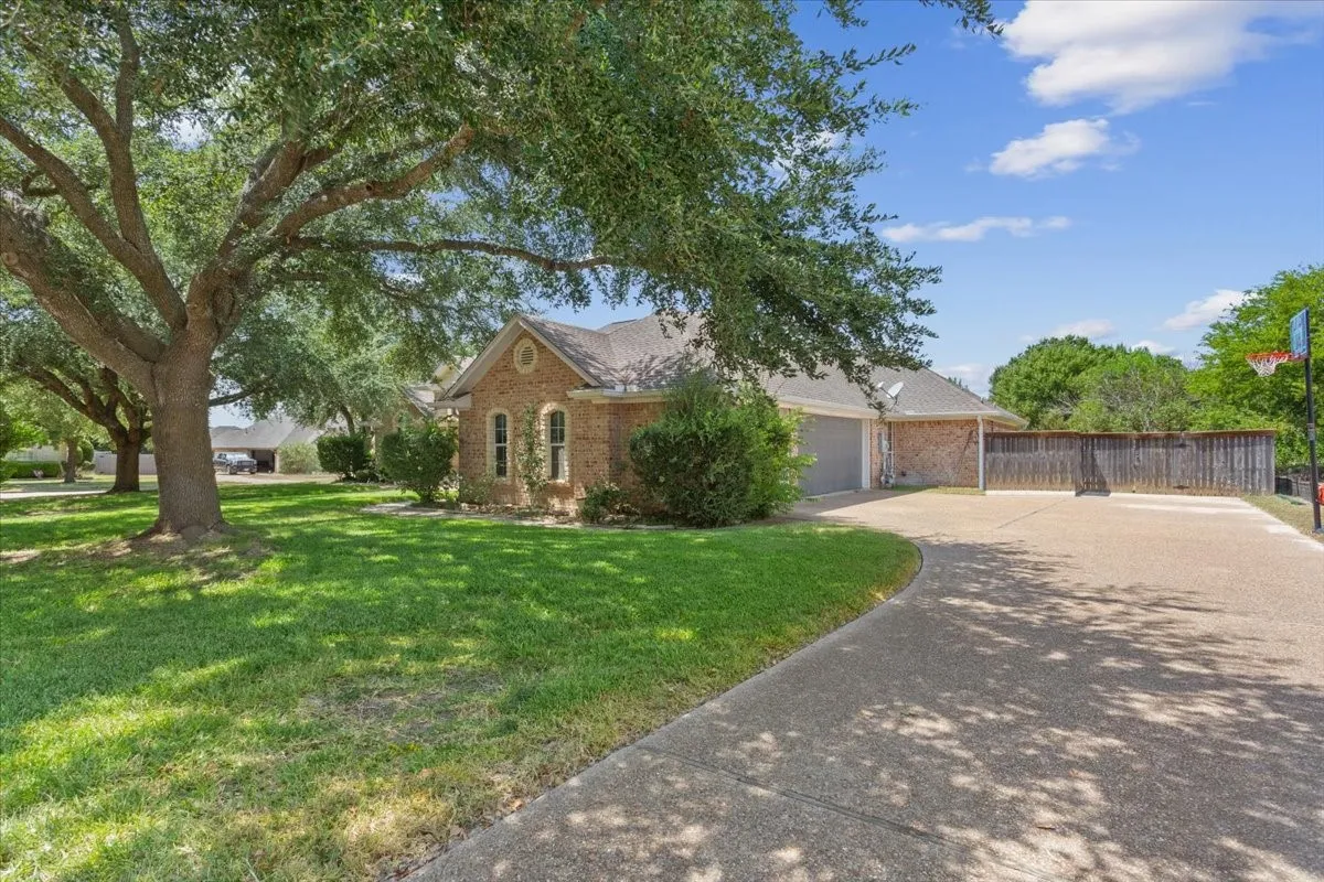Single Family Residence For Sale in Mc Lennan County , 800 Granite Lane, Lorena, Texas 76655, 4 Bedroom, 4 Bathroom, 3 Garage spaces, 2,971 Sqft, built in 2001, mls#21350255, Real Estate Agent in Lorena, Homes For Sale in Mc Lennan county, Homes For Sale in Lorena, Realtor in Lorena Texas, Real Estate Brokerage Independent Realty Texas, Luminita Cordes Realtor