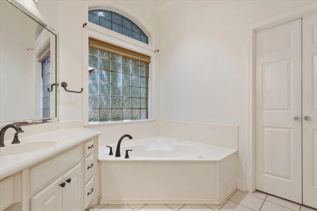 Single Family Residence For Sale in Mc Lennan County , 800 Granite Lane, Lorena, Texas 76655, 4 Bedroom, 4 Bathroom, 3 Garage spaces, 2,971 Sqft, built in 2001, mls#21350255, Real Estate Agent in Lorena, Homes For Sale in Mc Lennan county, Homes For Sale in Lorena, Realtor in Lorena Texas, Real Estate Brokerage Independent Realty Texas, Luminita Cordes Realtor