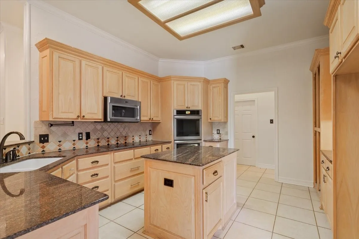 Single Family Residence For Sale in Mc Lennan County , 800 Granite Lane, Lorena, Texas 76655, 4 Bedroom, 4 Bathroom, 3 Garage spaces, 2,971 Sqft, built in 2001, mls#21350255, Real Estate Agent in Lorena, Homes For Sale in Mc Lennan county, Homes For Sale in Lorena, Realtor in Lorena Texas, Real Estate Brokerage Independent Realty Texas, Luminita Cordes Realtor